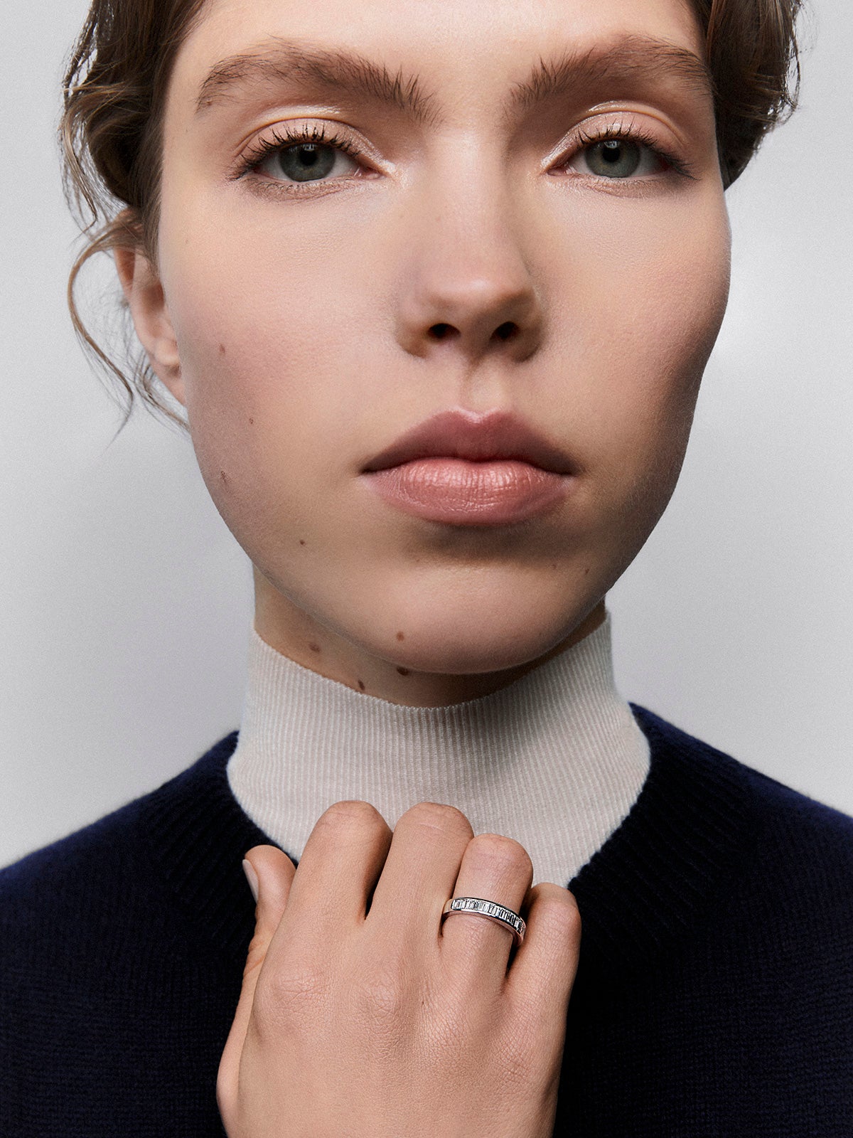 Anillo alianza media de compromiso de oro blanco de 18K con diamantes en talla baguette en banda 0,63ct