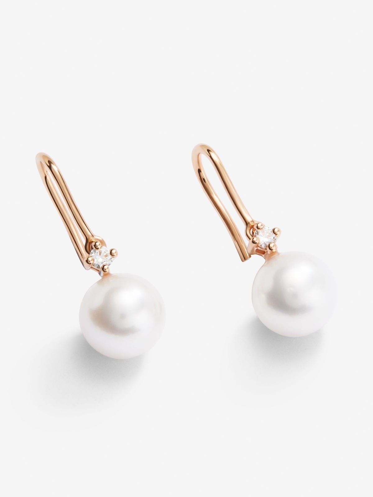 18k rose gold hanging earring with 8mm akoya pearl and diamond.