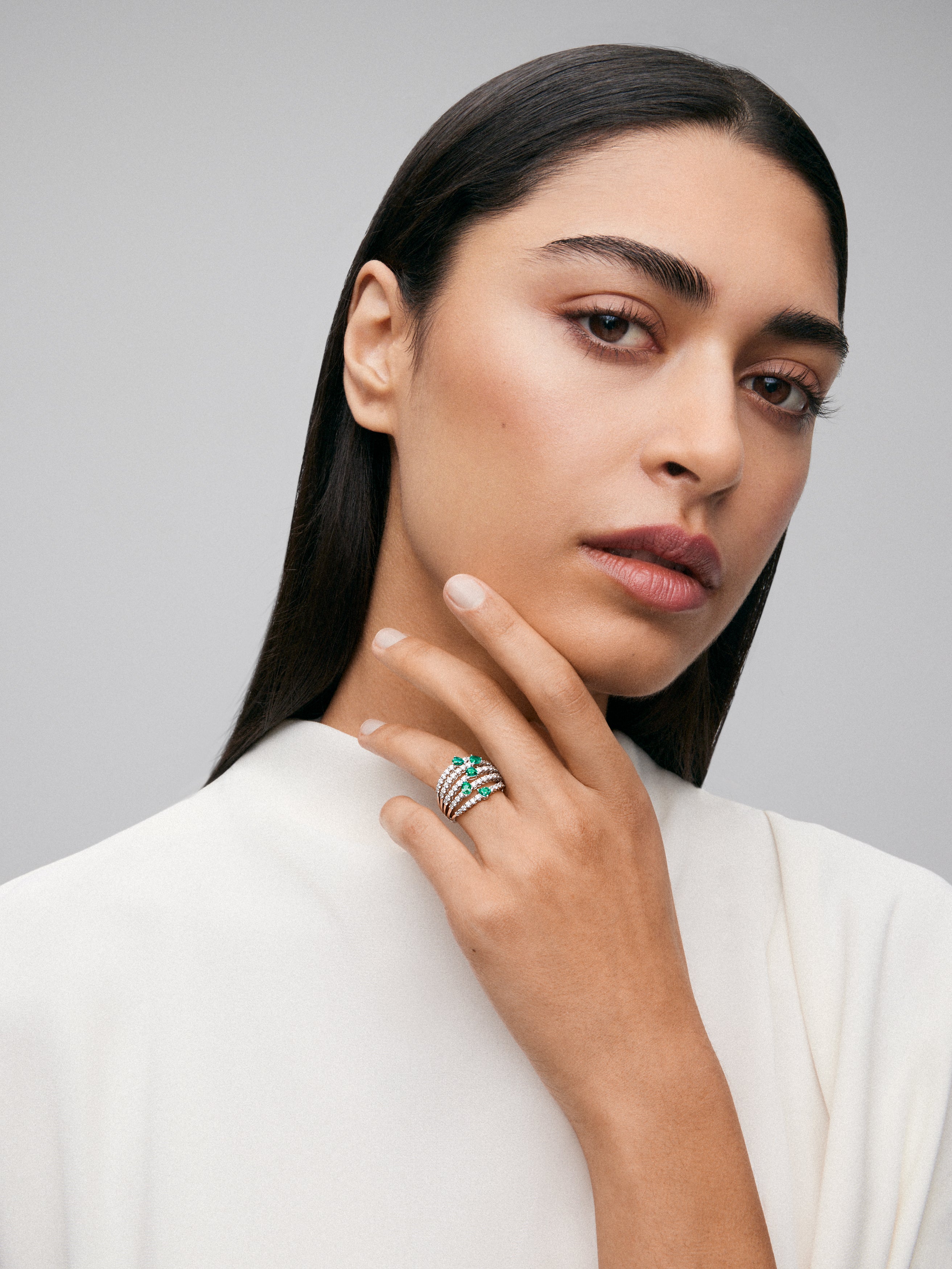 Anillo de oro blanco de 18K con diamantes blancos en talla brillante de 1,02 cts y esmeraldas verdes en talla pera de 0,92 cts