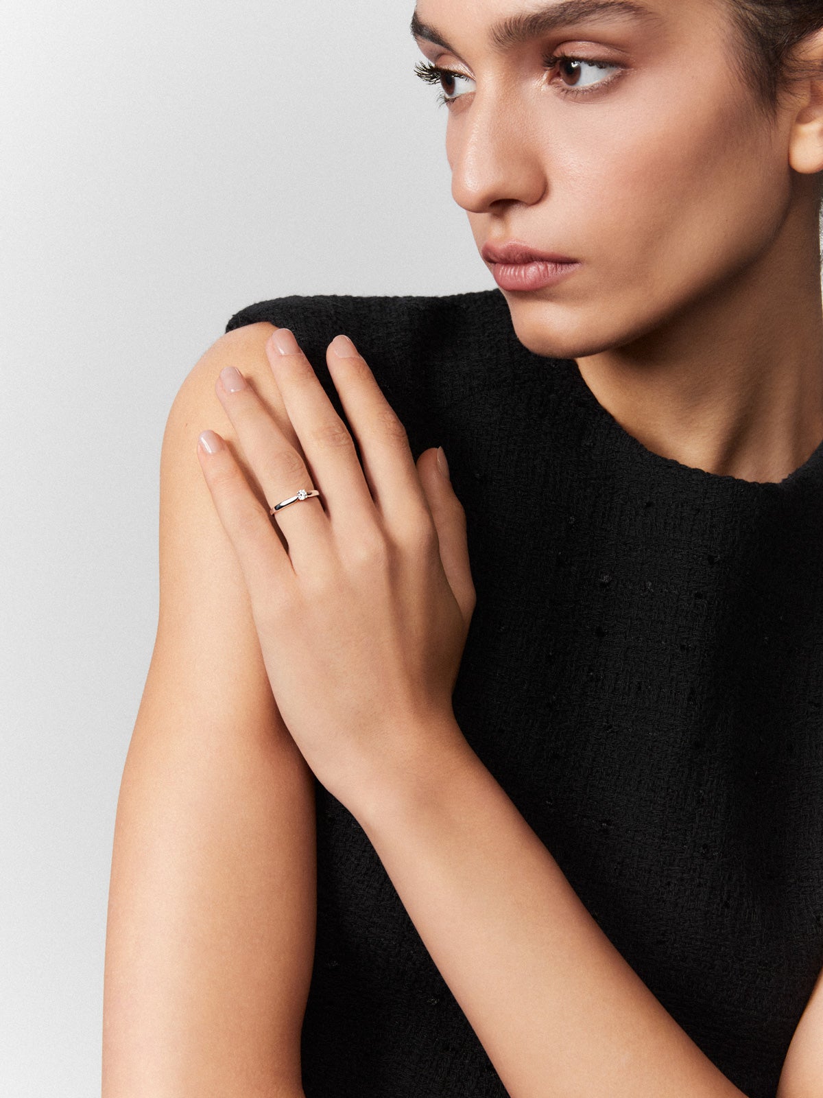 Anillo solitario de compromiso de oro blanco de 18K con diamante