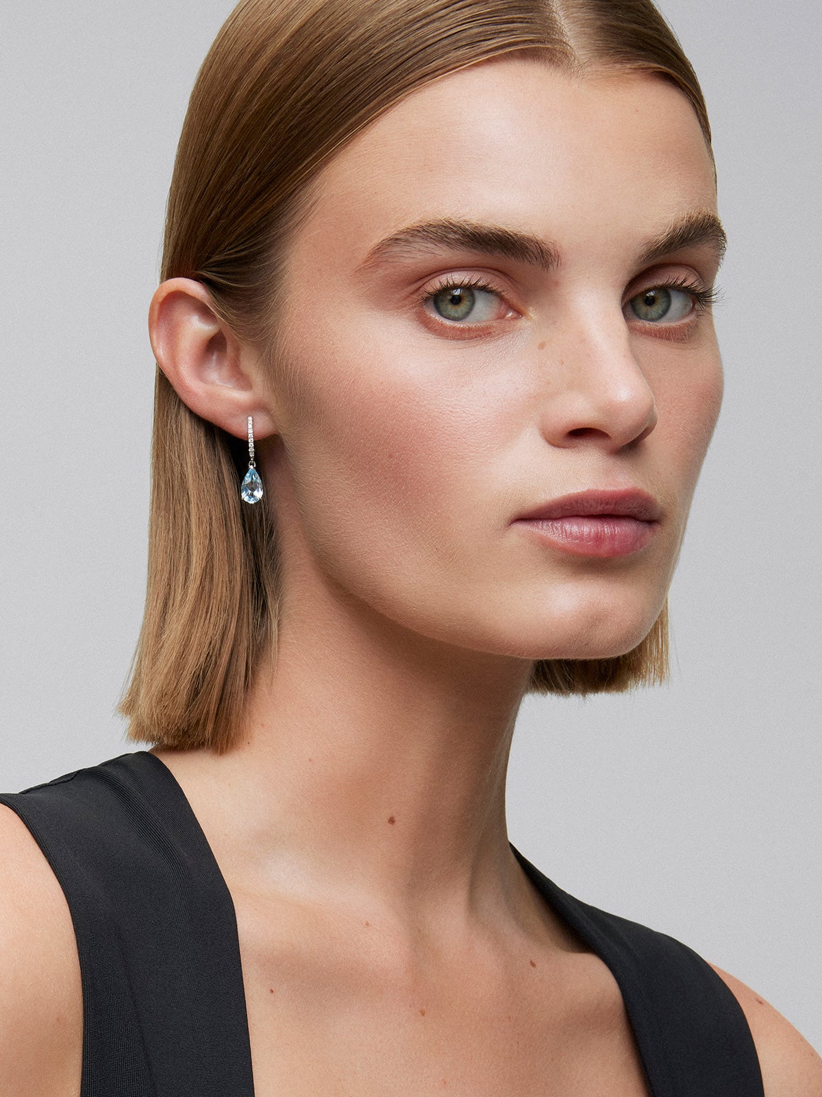 Pendientes de aro con colgante de oro blanco de 18K con topacio y diamante