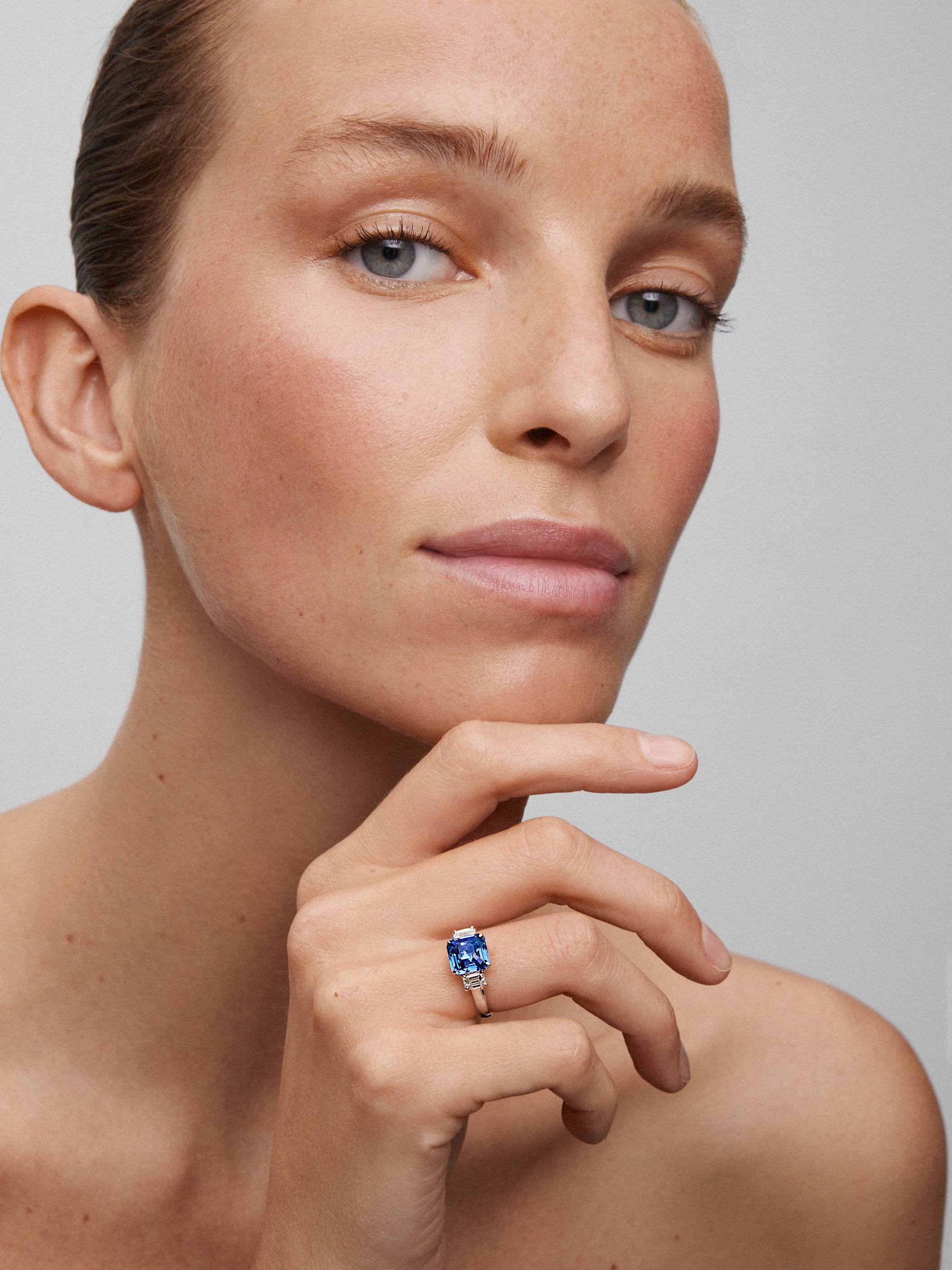 18K white gold triple ring with emerald-cut blue sapphire of 4.07 cts and 2 emerald-cut emeralds with a total of 0.81 cts