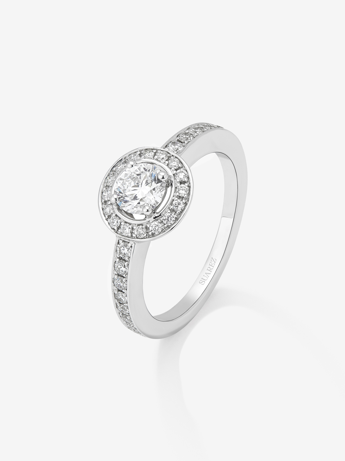 Anillo solitario de compromiso de oro blanco de 18kt con diamante central de 0,50cts