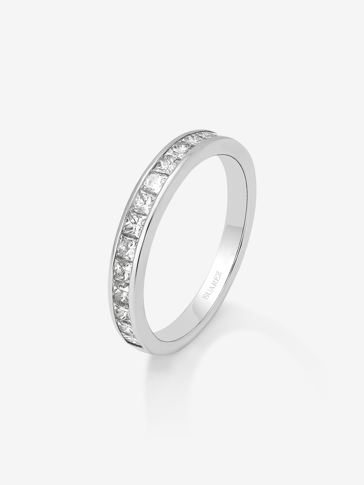 Anillo alianza media de compromiso de oro blanco de 18K con diamantes en talla princesa en carril
