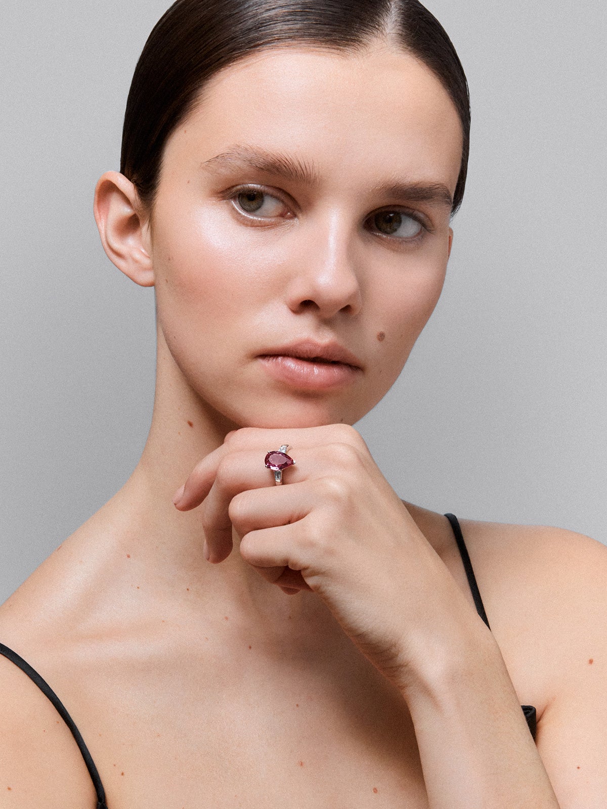 Anillo tresillo de oro blanco de 18kt con zafiro rosa central talla pera de 4,86cts y diamantes