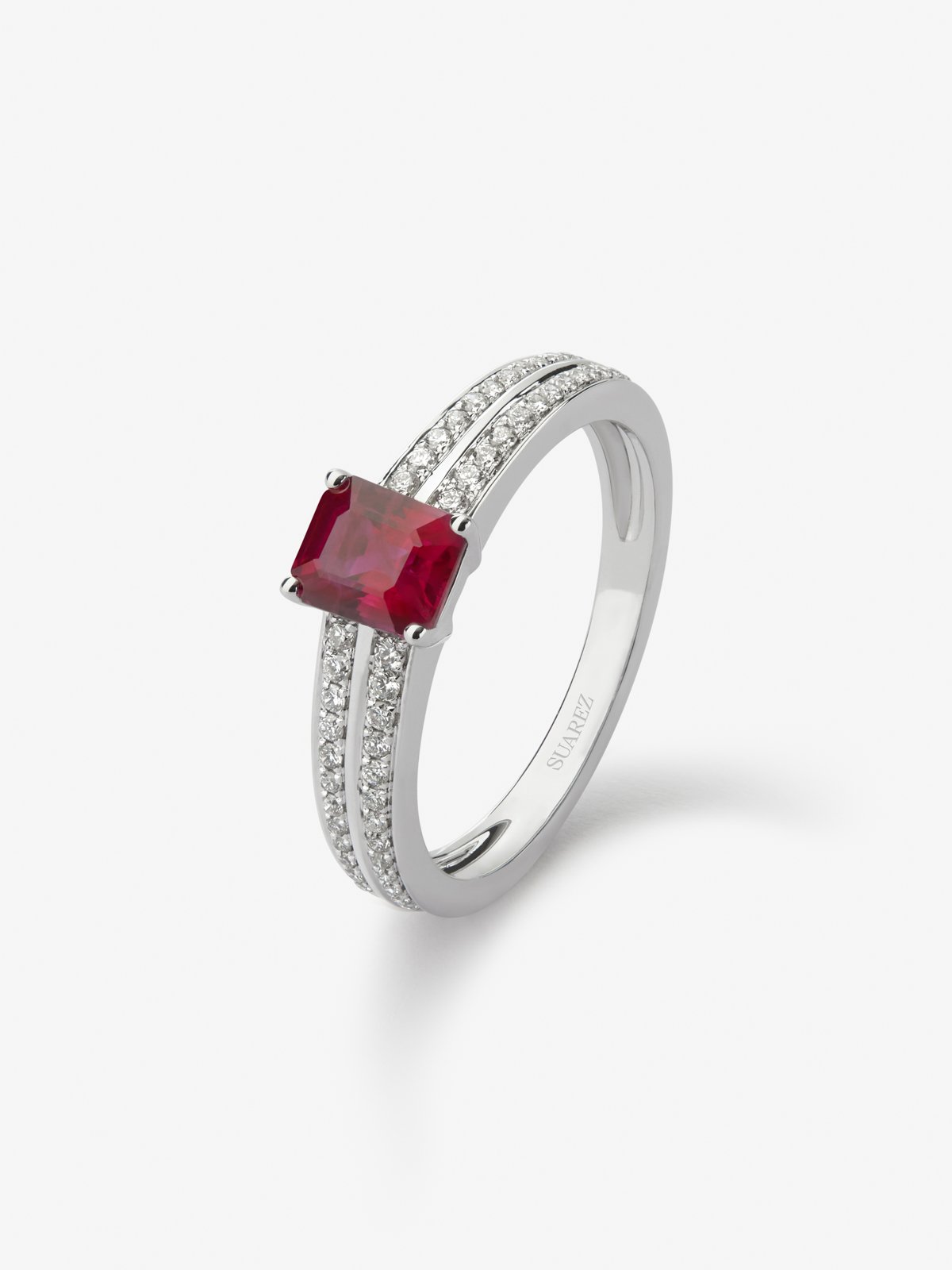 Anillo de oro blanco de 18K con rubí en talla octogonal de 1,046 cts y 40 diamantes en talla brillante con un total de 0,3 cts