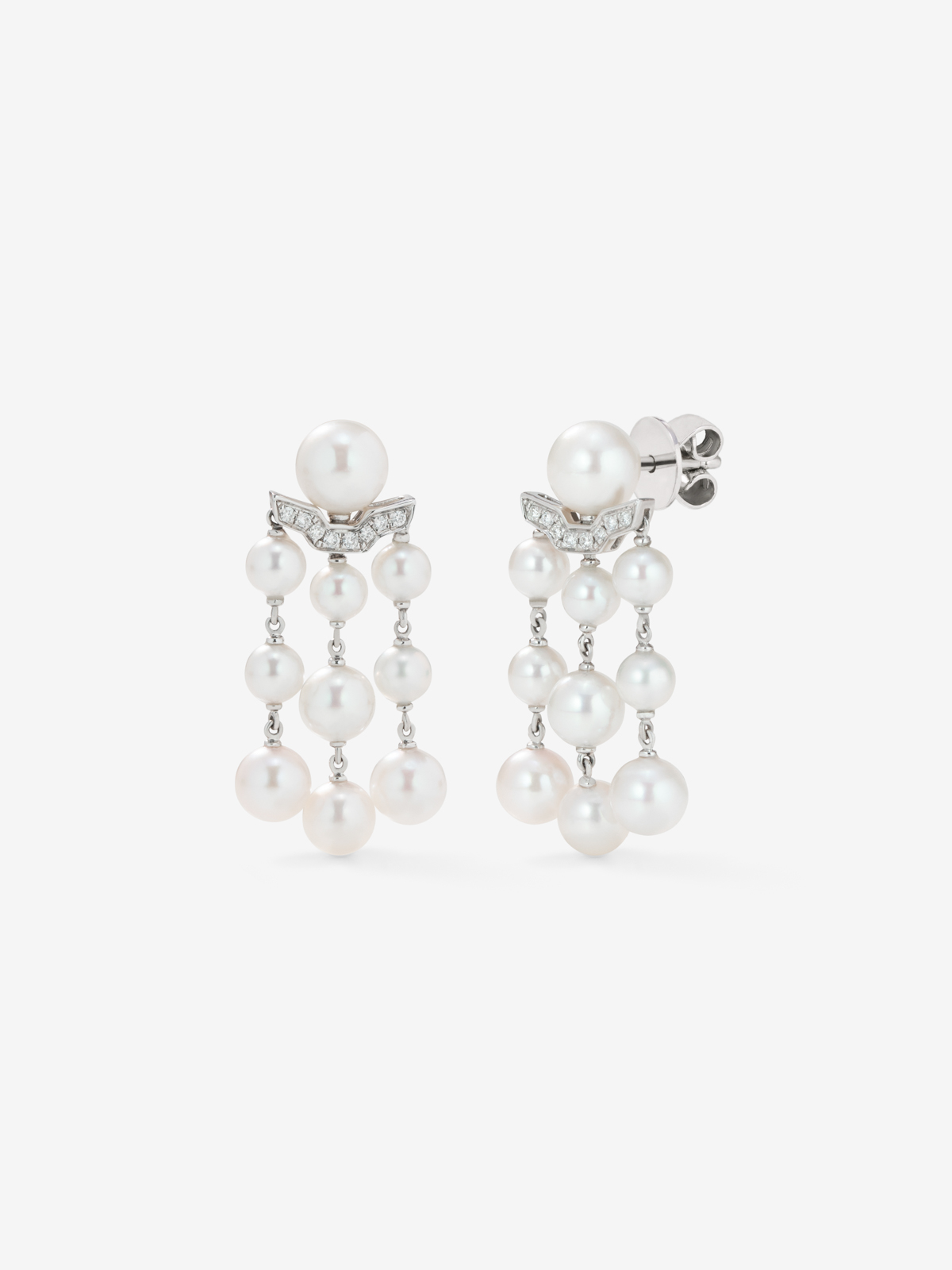 18k white gold earrings with Akoya pearls and diamonds.
