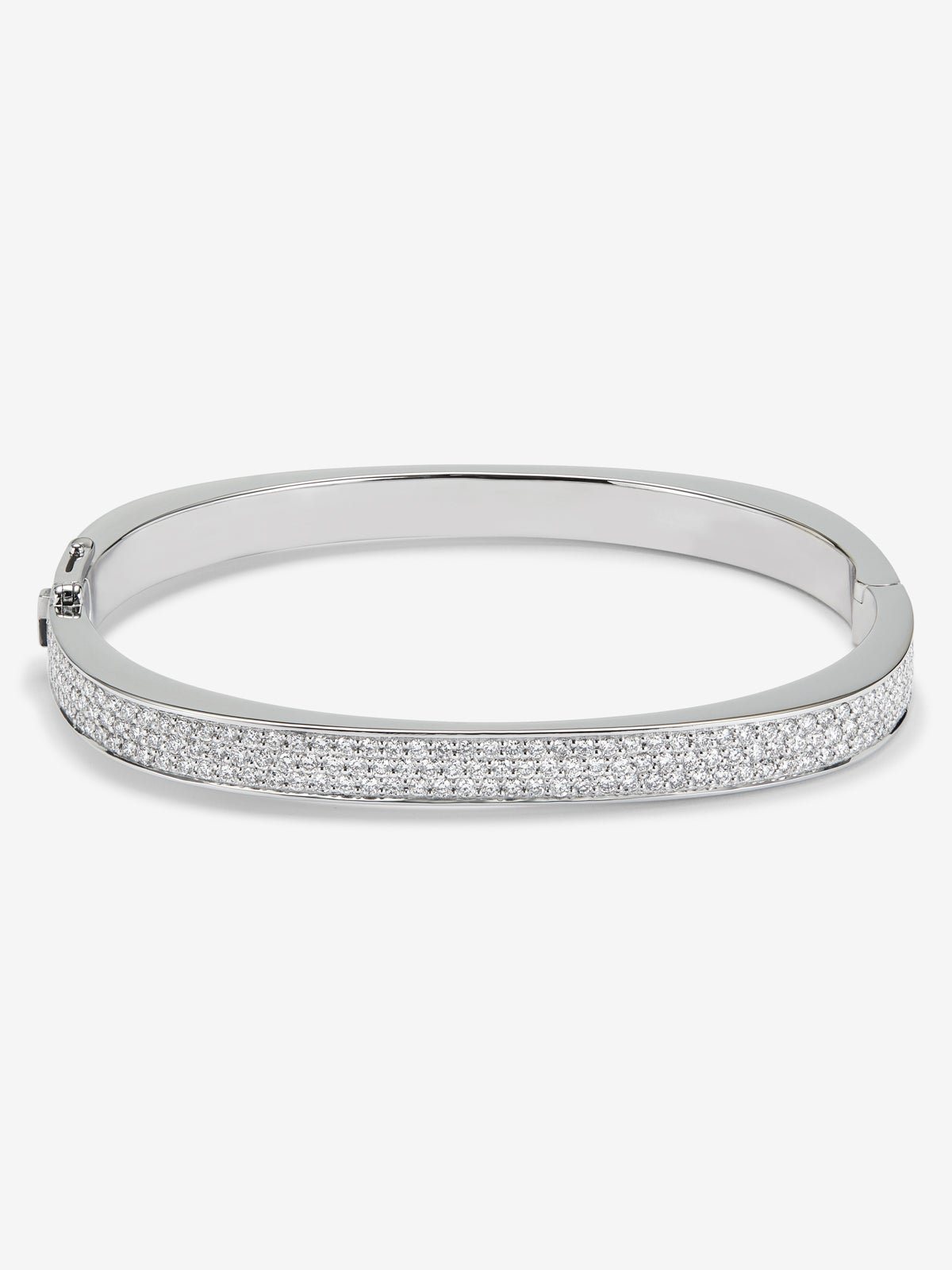Pulsera rígida de oro blanco de 18K con pavé de diamantes en talla brillante 
