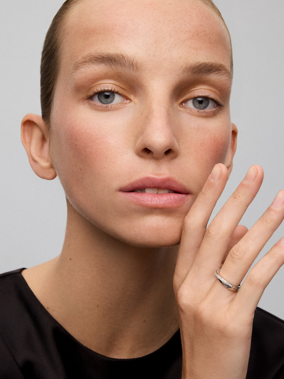 Anillo de oro blanco de 18kt con diamantes