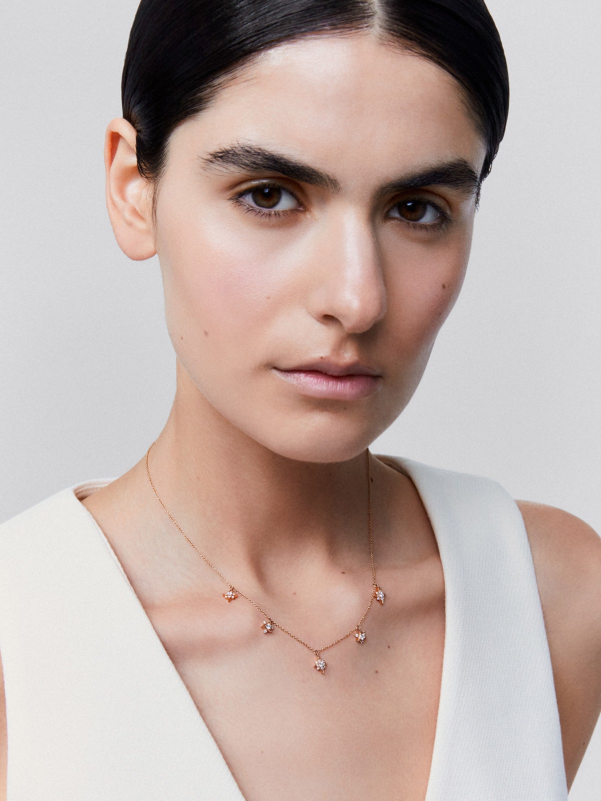 Collar gargantilla con estrellas de oro rosa de 18K con diamantes