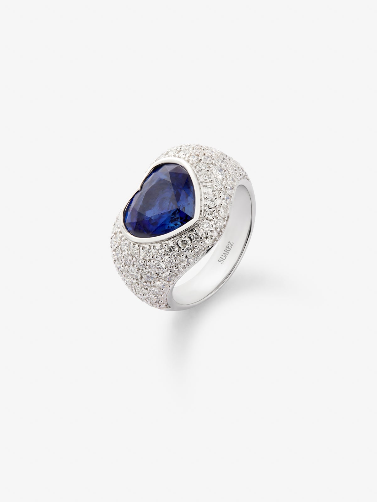 Anillo de oro blanco de 18K con pavé de diamantes blancos en talla brillante de 2,22 cts y zafiro azul en talla corazón de 4,47 cts