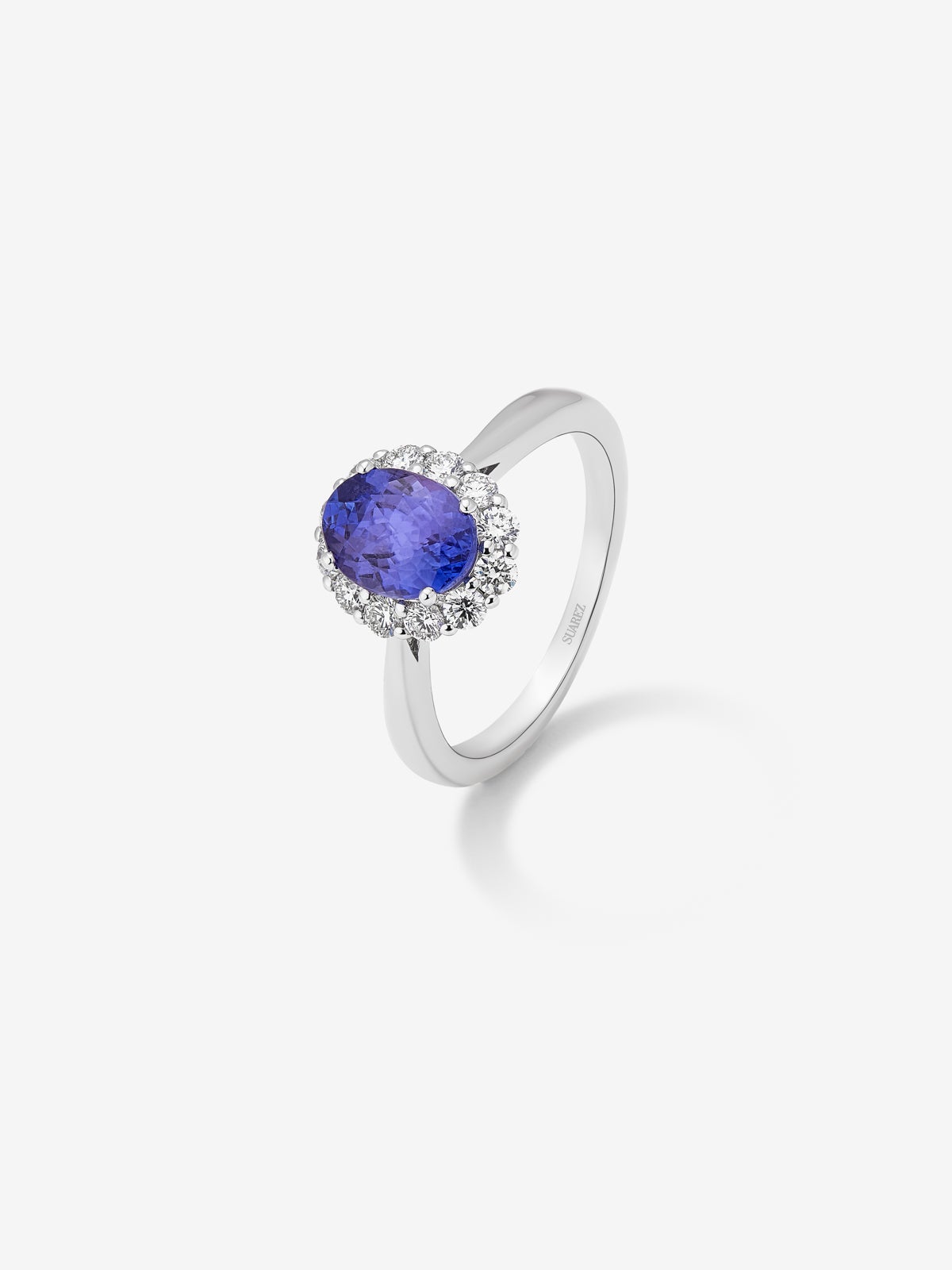 Anillo roseta de oro blanco de 18K con tanzanita y diamante