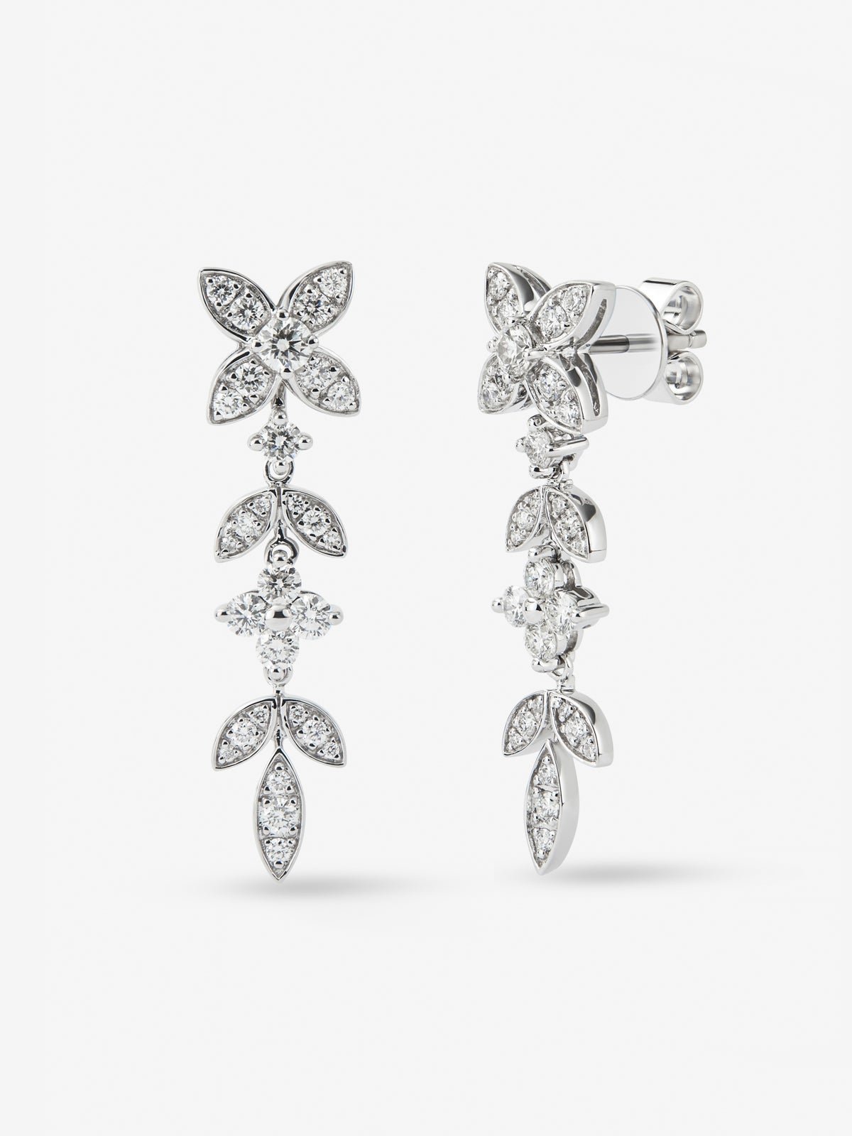 18K white gold earrings with 62 brilliant-cut diamonds with a total of 1.07 cts