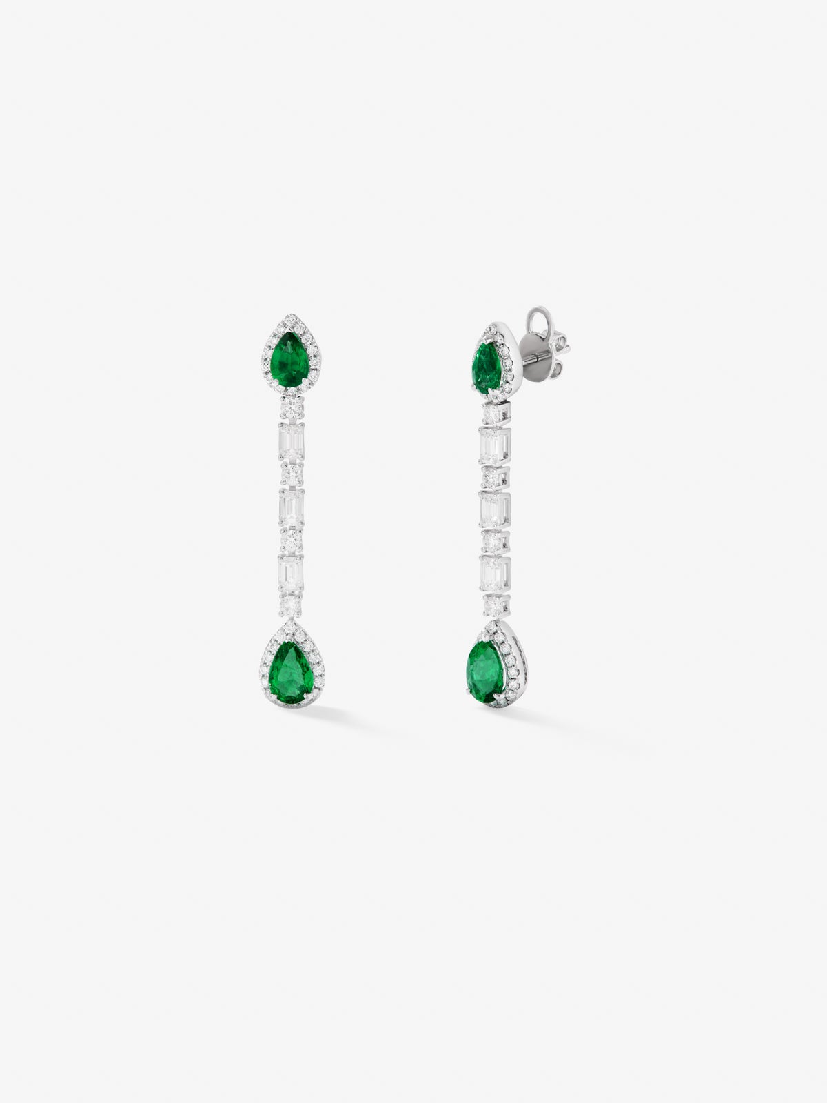 Pendientes de oro blanco de 18K con esmeraldas verdes en talla pera de 2,06 cts y diamantes blancos en talla esmeralda y brillante de 2,04 cts