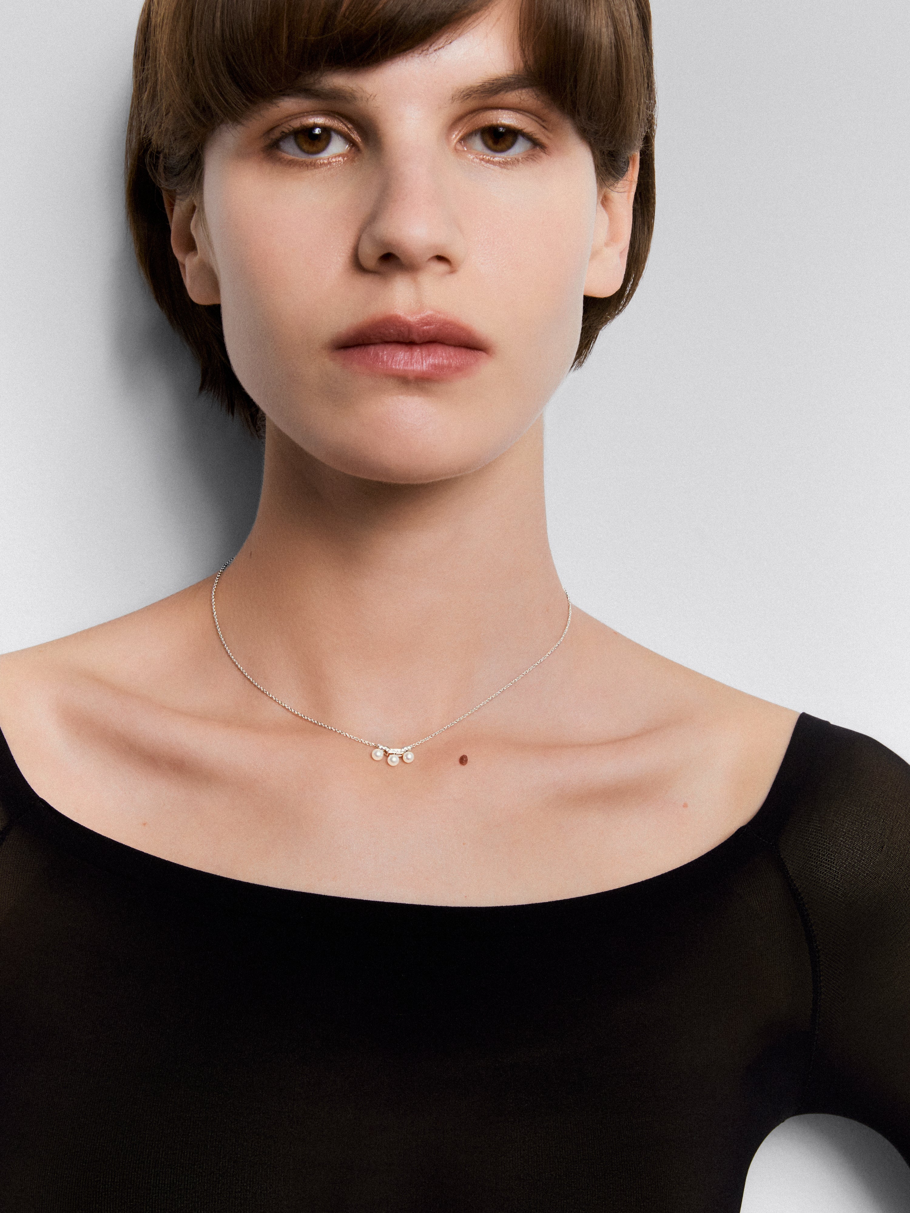 Colgante cadena de oro blanco de 18k con tres perlas Akoya y diamantes