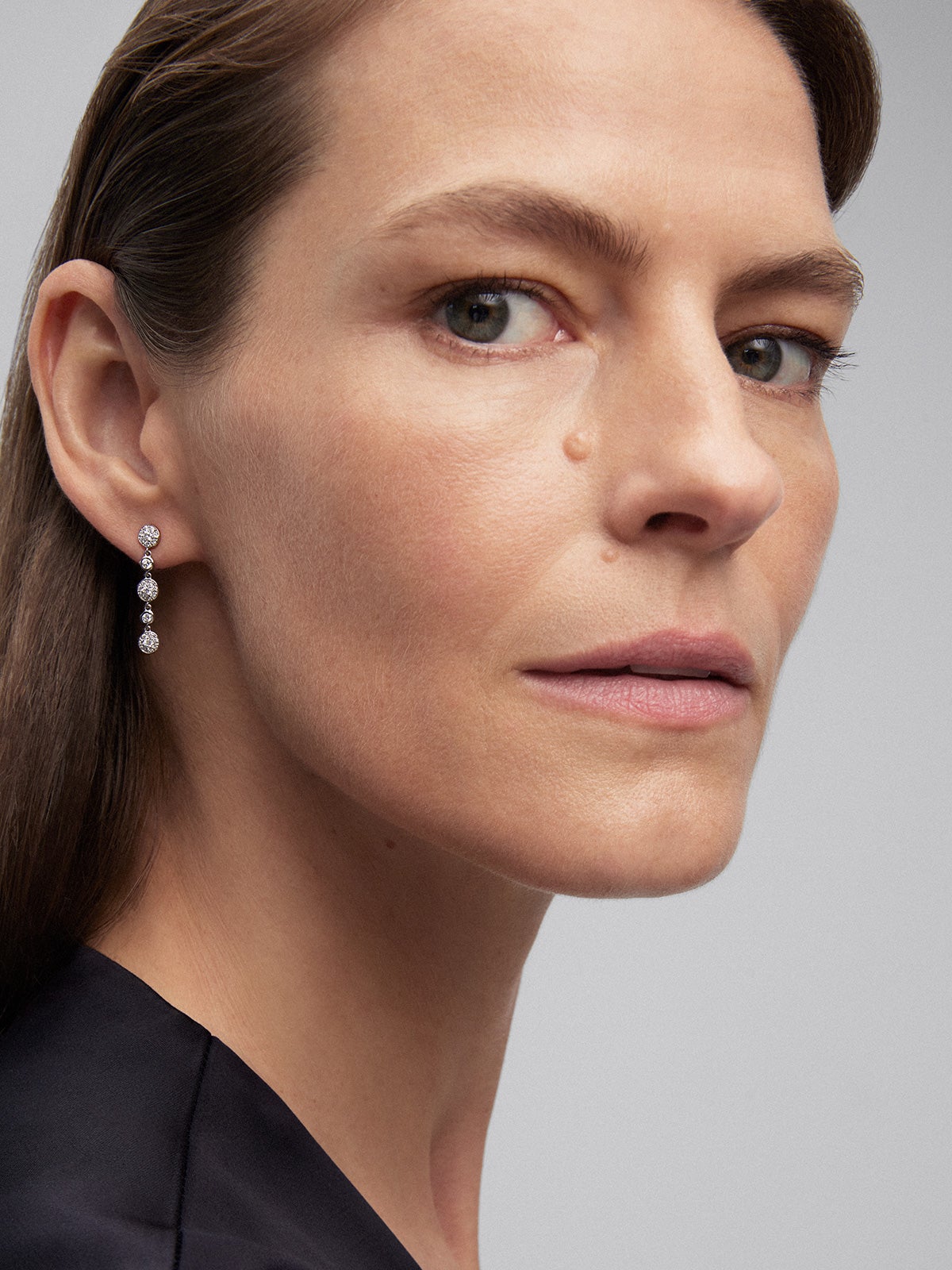 Pendientes largos de oro blanco de 18kt con motivos circulares con diamantes