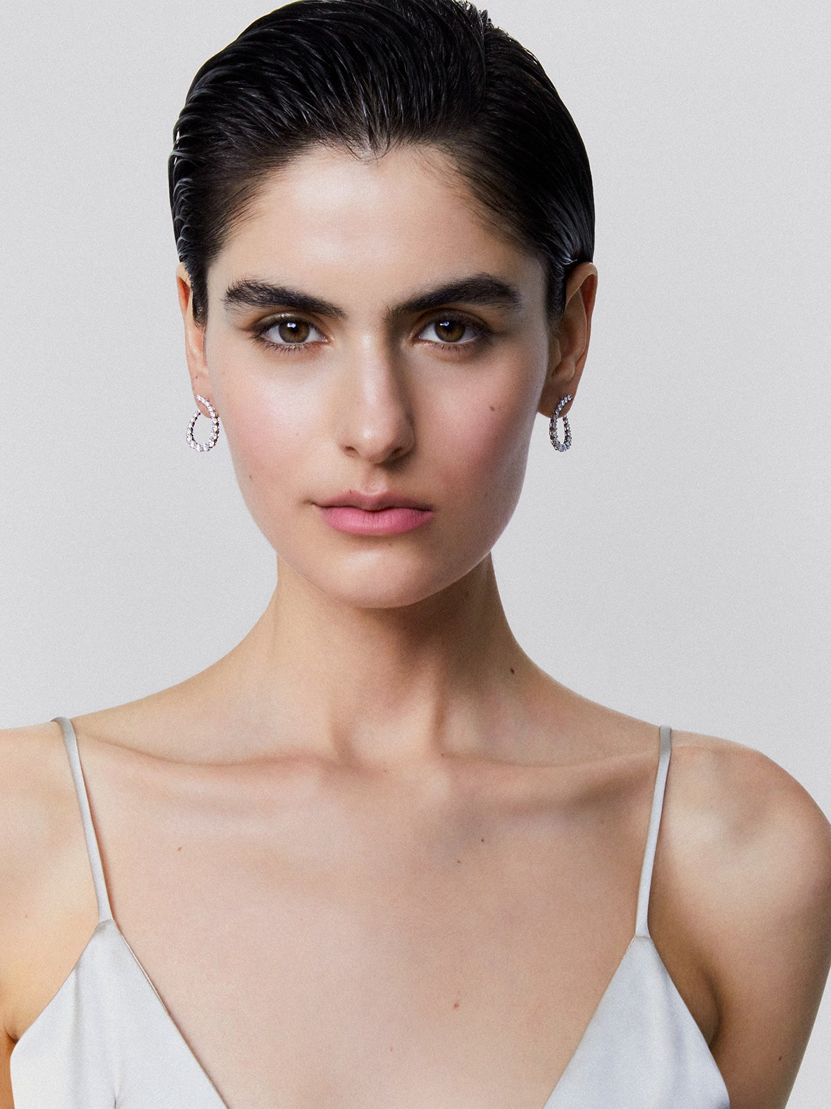 Pendientes de aro abiertos de oro blanco de 18K con diamantes blancos en talla brillante de 3,1 cts