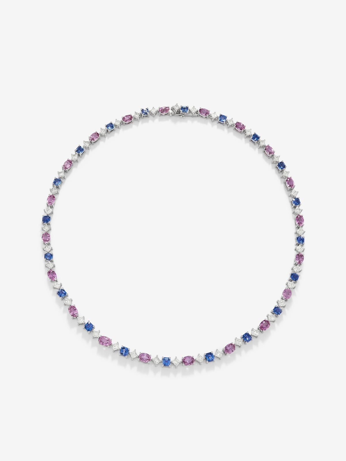 Collar rivière de oro blanco de 18K con zafiros azules en talla octogonal de 7,54 cts, zafiros rosas en talla oval de 14,88 cts y diamantes blancos en talla princesa de 6,16 cts