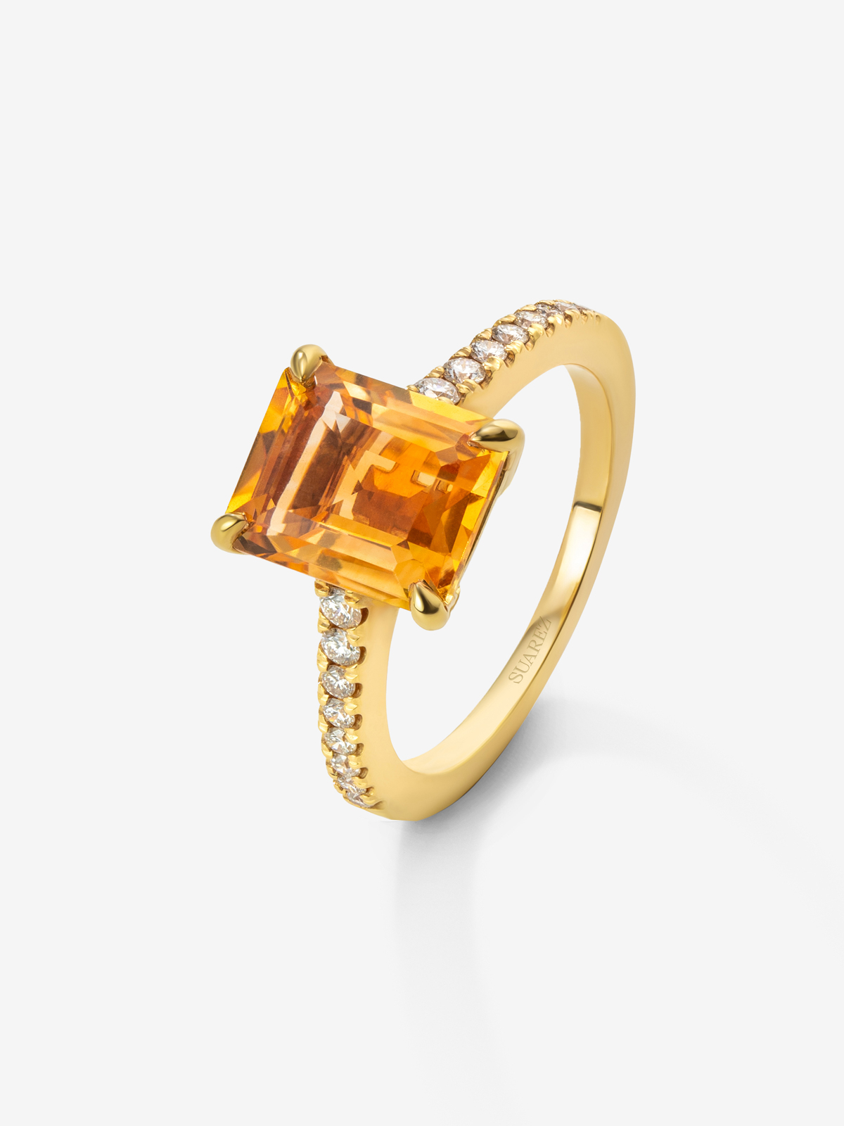 Anillo solitario de oro amarillo de 18K con citrino y diamante