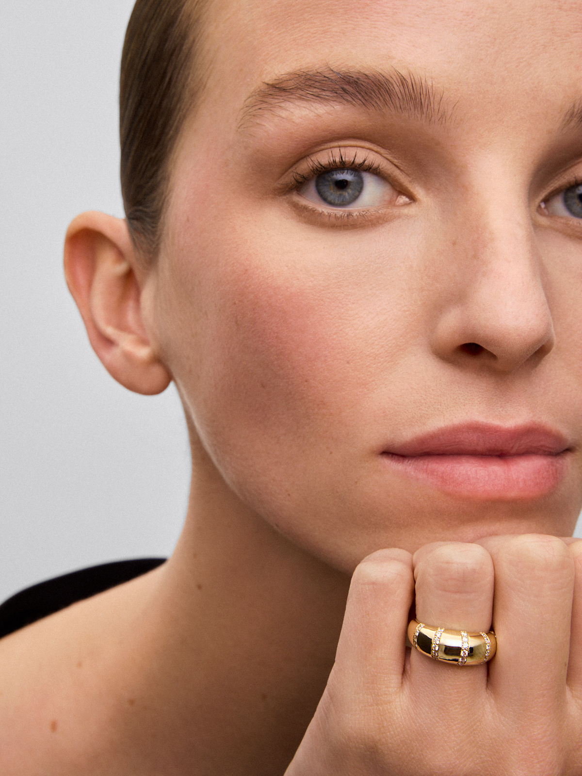 18K Yellow Gold Ring with Brilliant-Cut Pavé Diamonds
