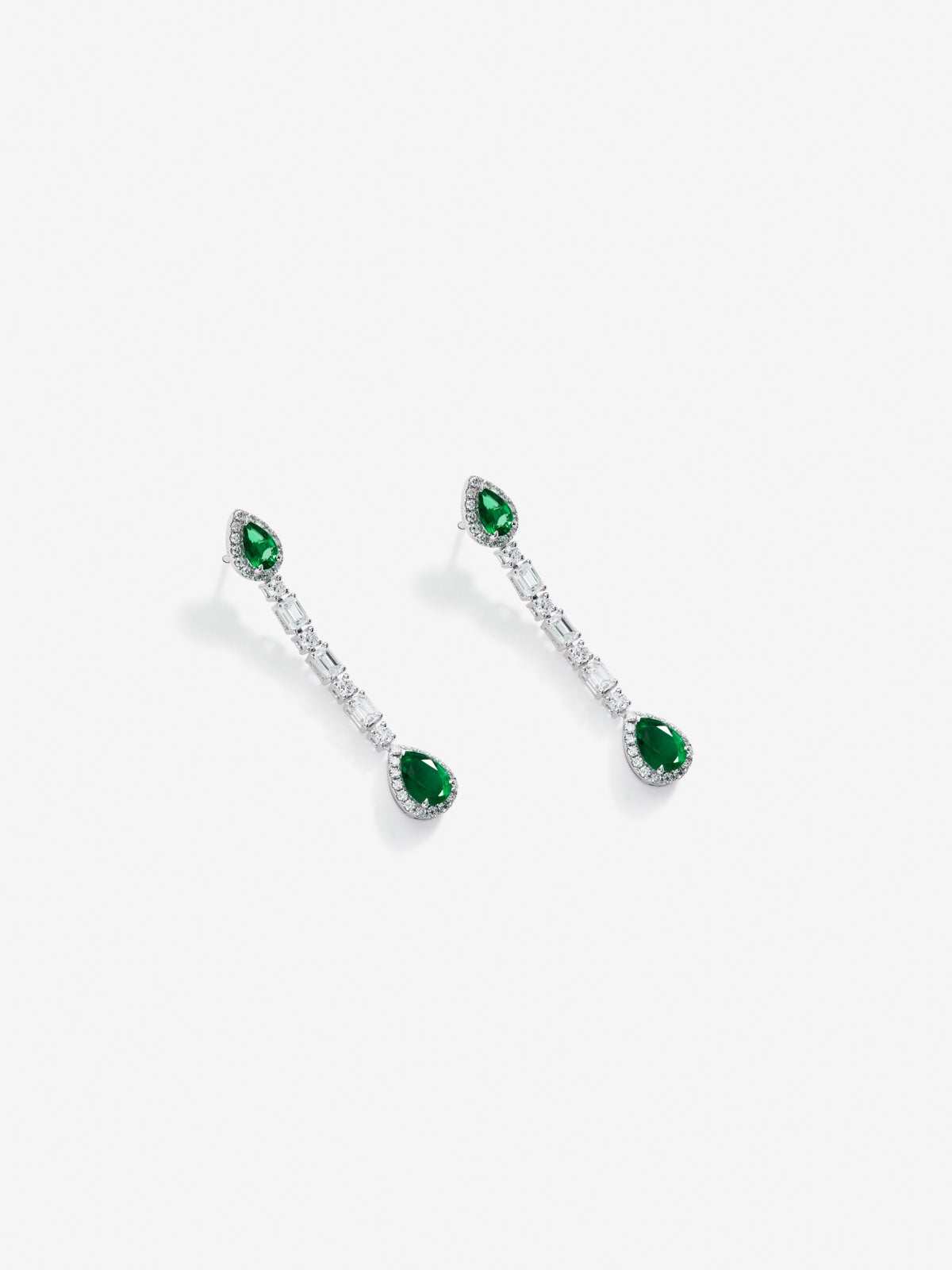 Pendientes de oro blanco de 18K con esmeraldas verdes en talla pera de 2,06 cts y diamantes blancos en talla esmeralda y brillante de 2,04 cts