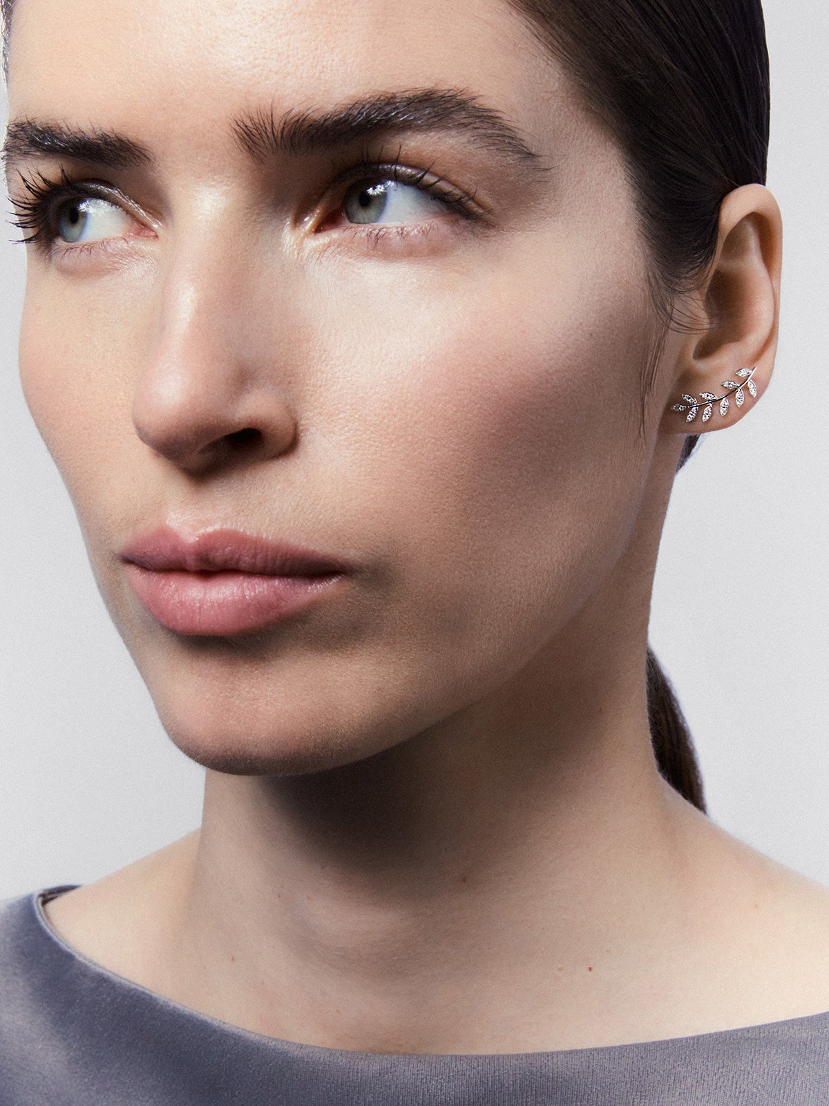 Pendientes trepador hojas de oro blanco de 18K con diamante