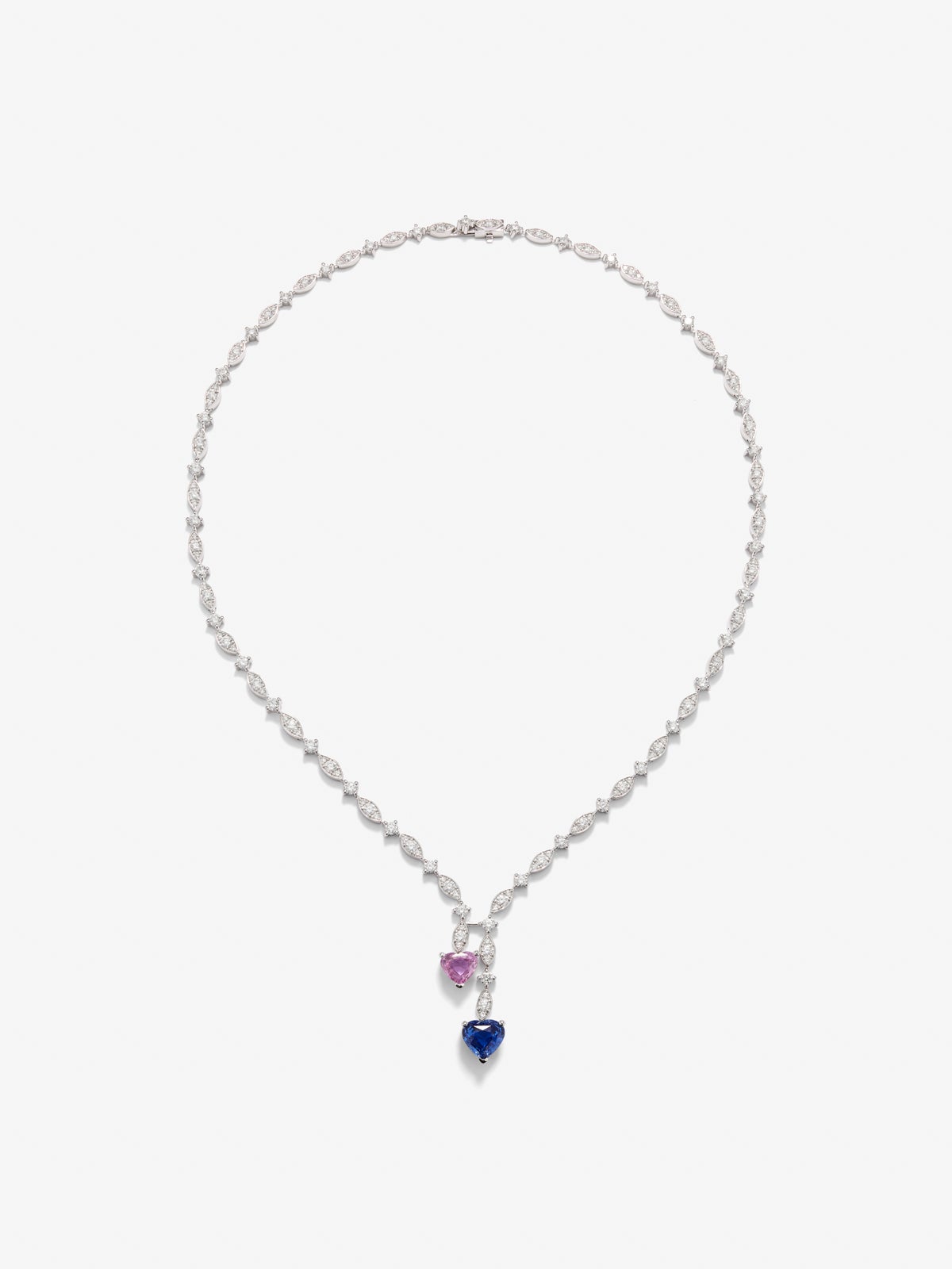 Collar de oro blanco de 18K con zafiro azul cornflower en talla corazón de 3,01 cts, zafiro rosa en talla corazón de 2,12 cts y diamantes blancos en talla brillante de 6,36 cts
