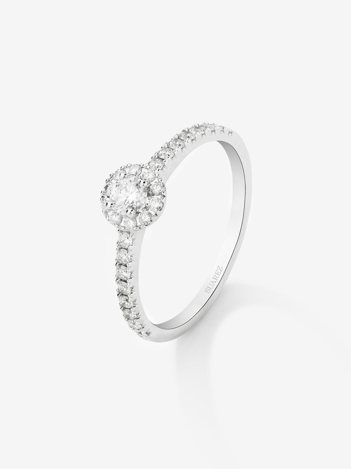 18K white gold ring with central brilliant-cut diamond of 0.15 cts and 26 brilliant-cut diamonds with a total of 0.28 cts