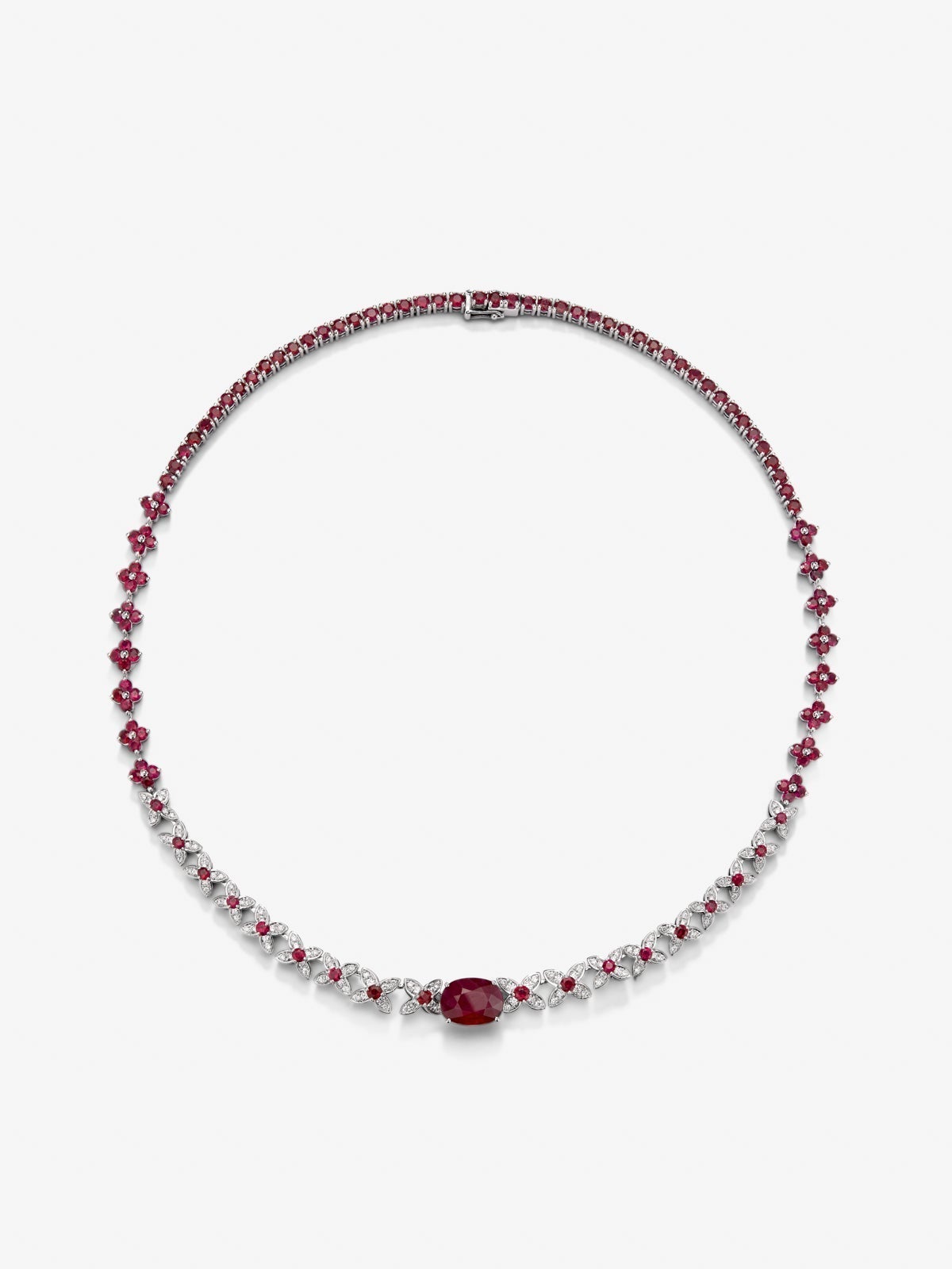 Collar de oro blanco de 18K con rubí rojos pigeon blod en talla oval de 5,04 cts, rubíes rojos en talla brillante de 13 cts y diamantes blancos en talla brillante de 1,11 cts