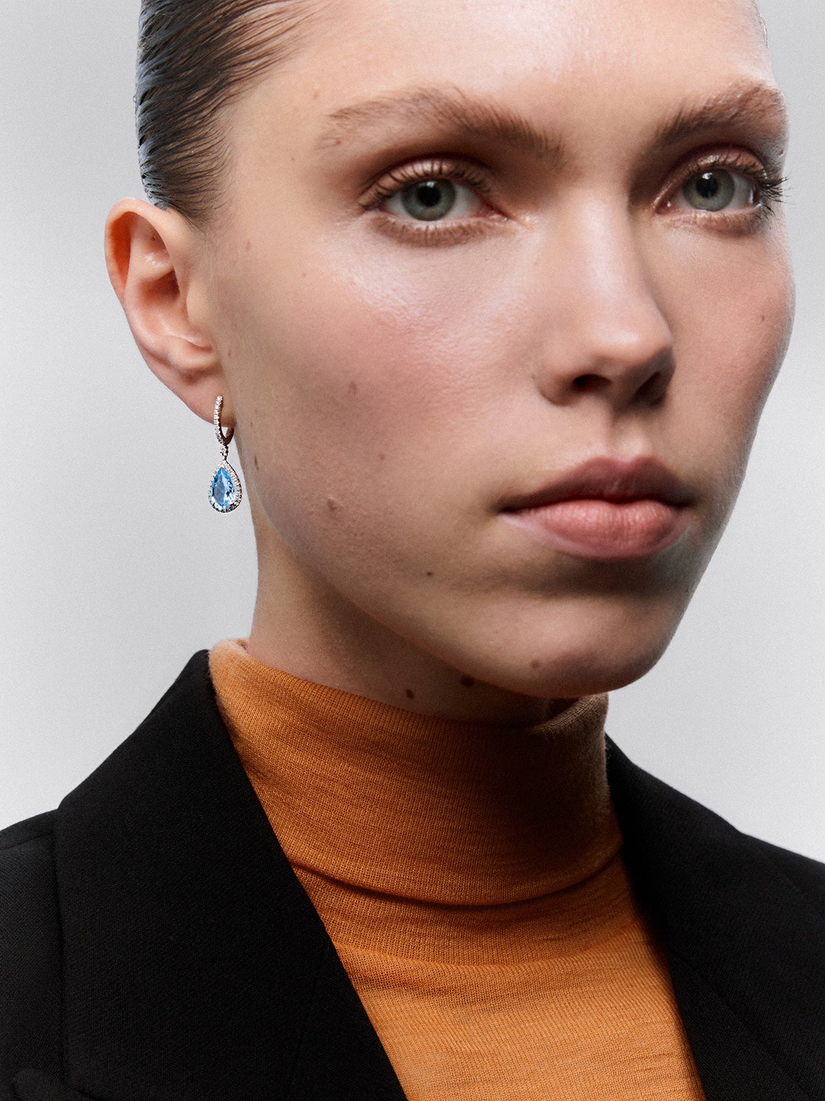 Pendientes de aro con colgante de oro blanco de 18K con topacio y diamante