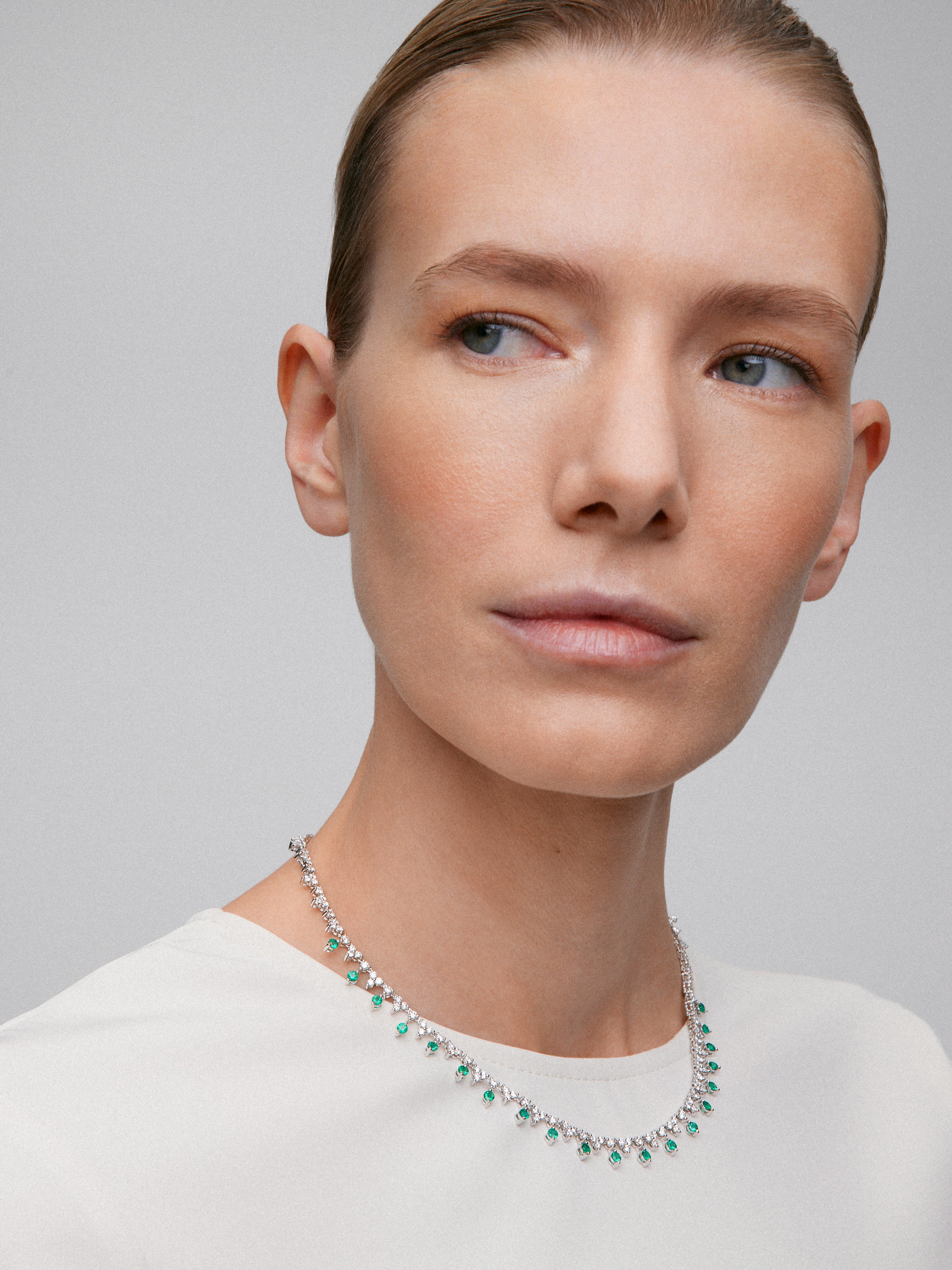 Collar rivière de oro blanco de 18K con esmeraldas verdes en talla brillante de 1,72 cts y diamantes blancos en talla brillante de 6,53 cts