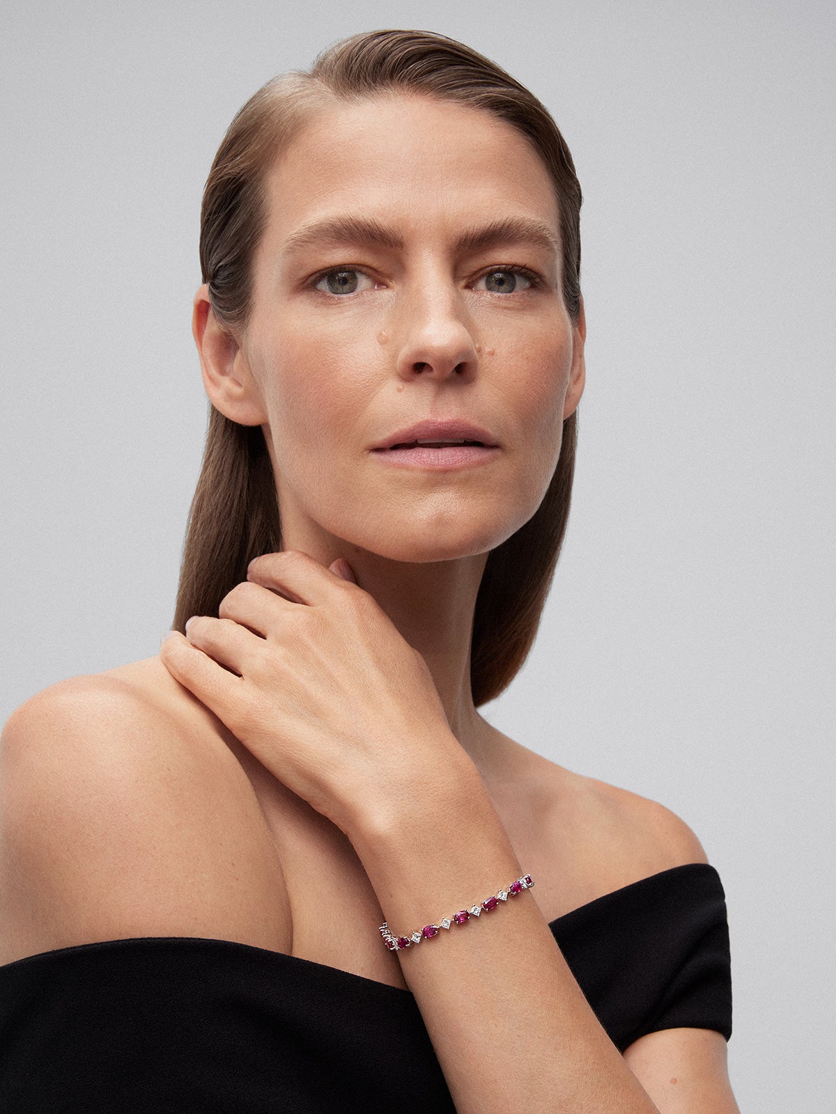 Pulsera rivière de oro blanco de 18K con rubíes rojos en talla oval de 10,16 cts y diamantes blancos en talla princesa de 2,69 cts