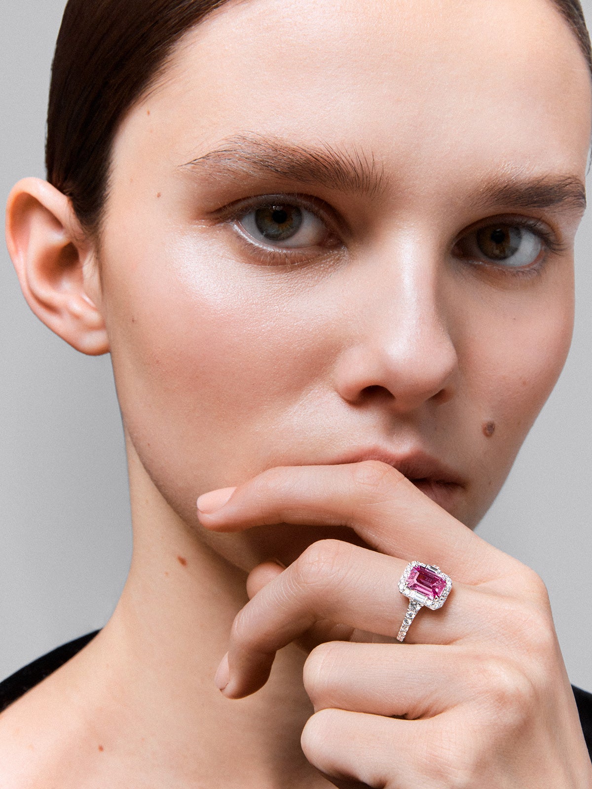 Anillo de oro blanco de 18kt con zafiro rosa octogonal de 1,97cts y diamantes