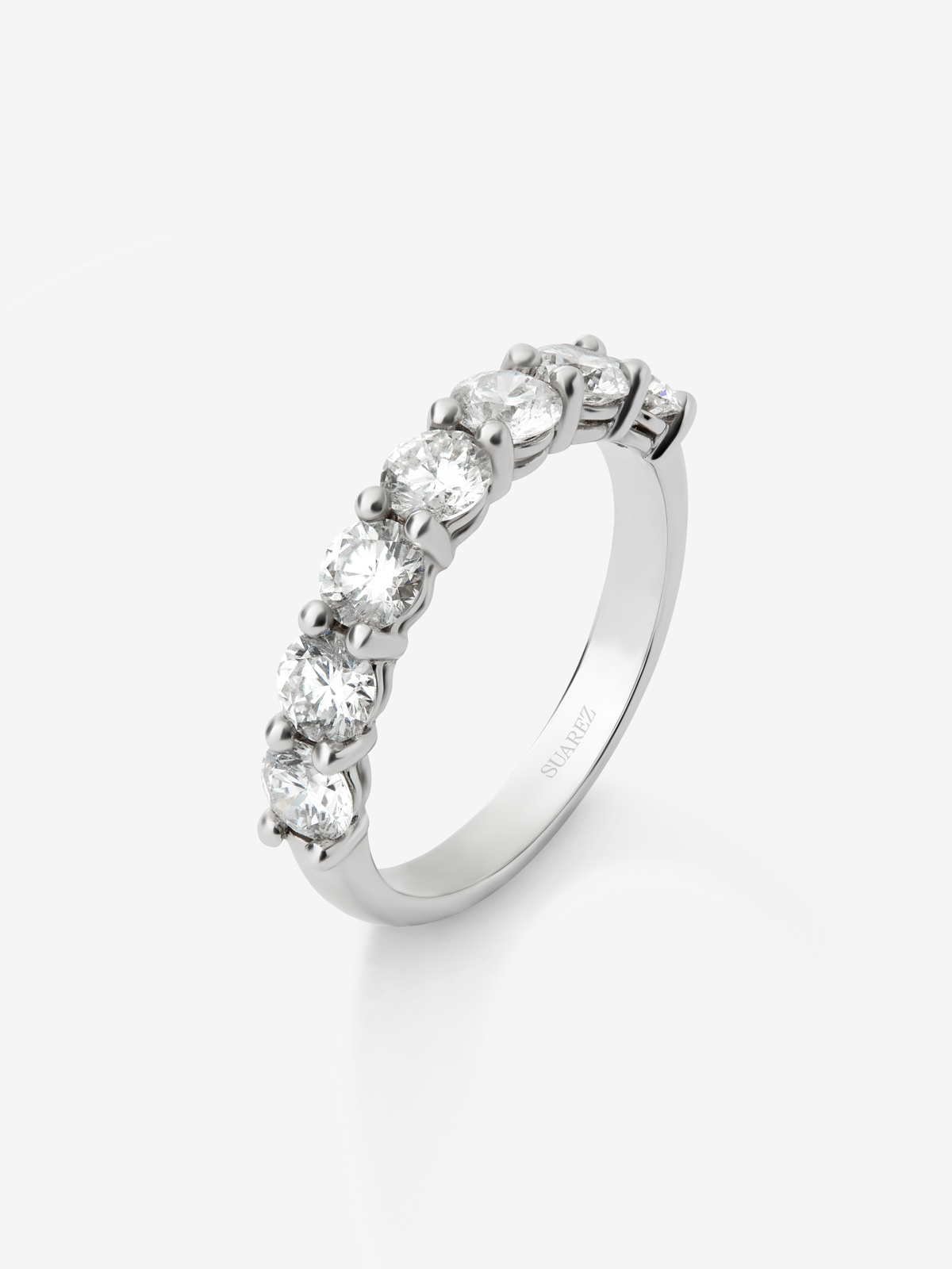 Media alianza de oro blanco de 18K con 8 diamantes en talla brillante con un total de 1,6 cts
