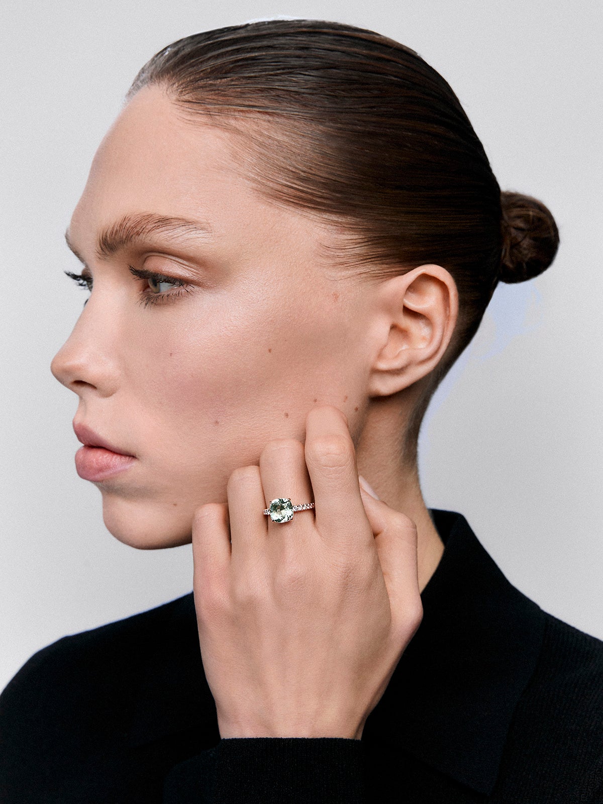 Anillo solitario de oro rosa de 18K con amatista verde y diamante