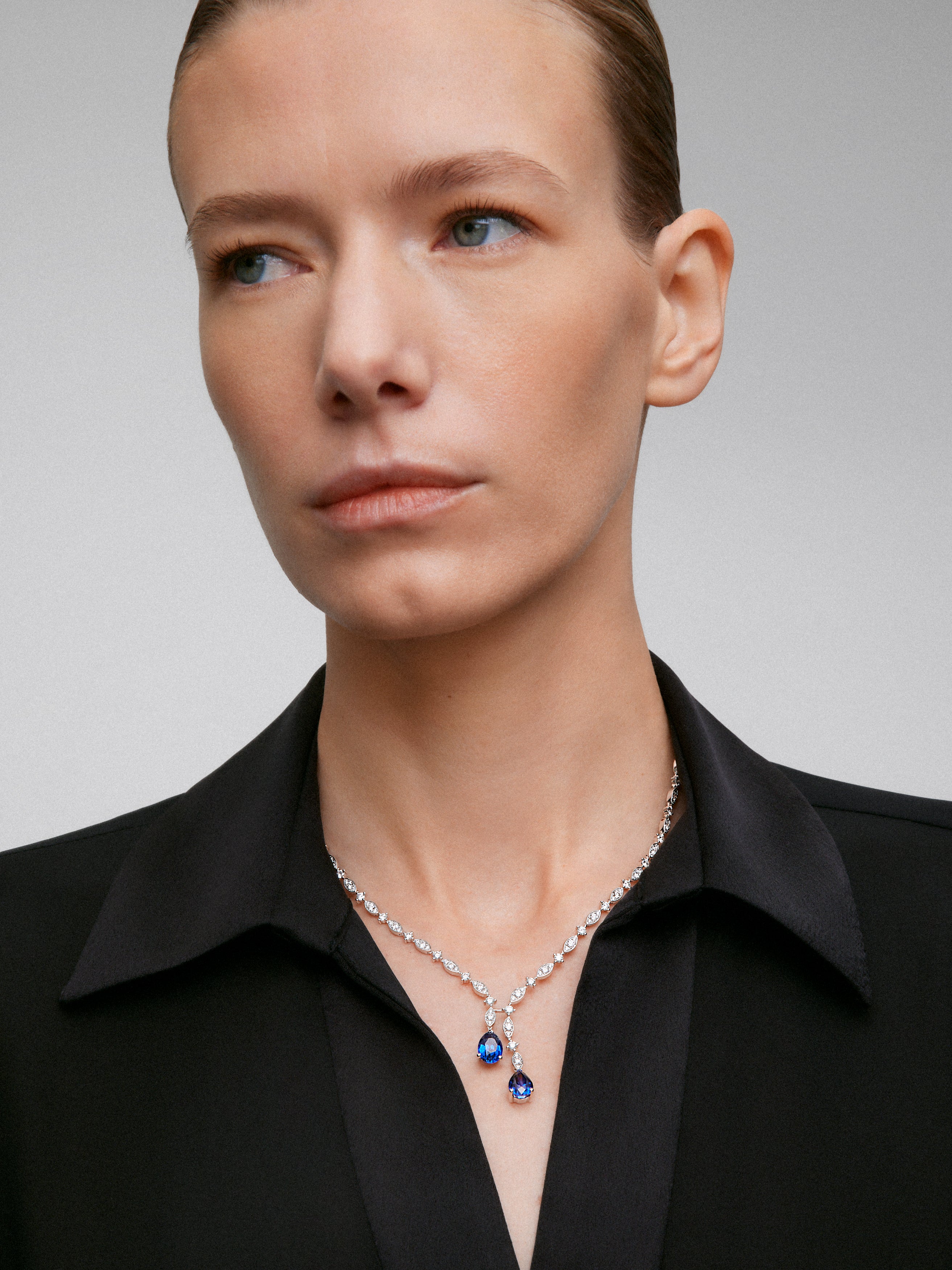 Collar de oro blanco de 18K con zafiros azules intenso en talla pera de 6,43 cts y diamantes blancos en talla brillante de 6,51 cts