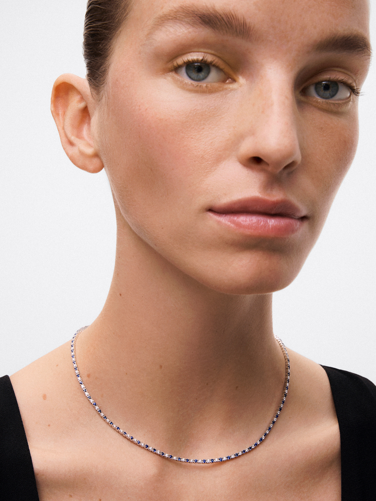 Collar gargantilla riviere de oro blanco de 18K con diamante y zafiro