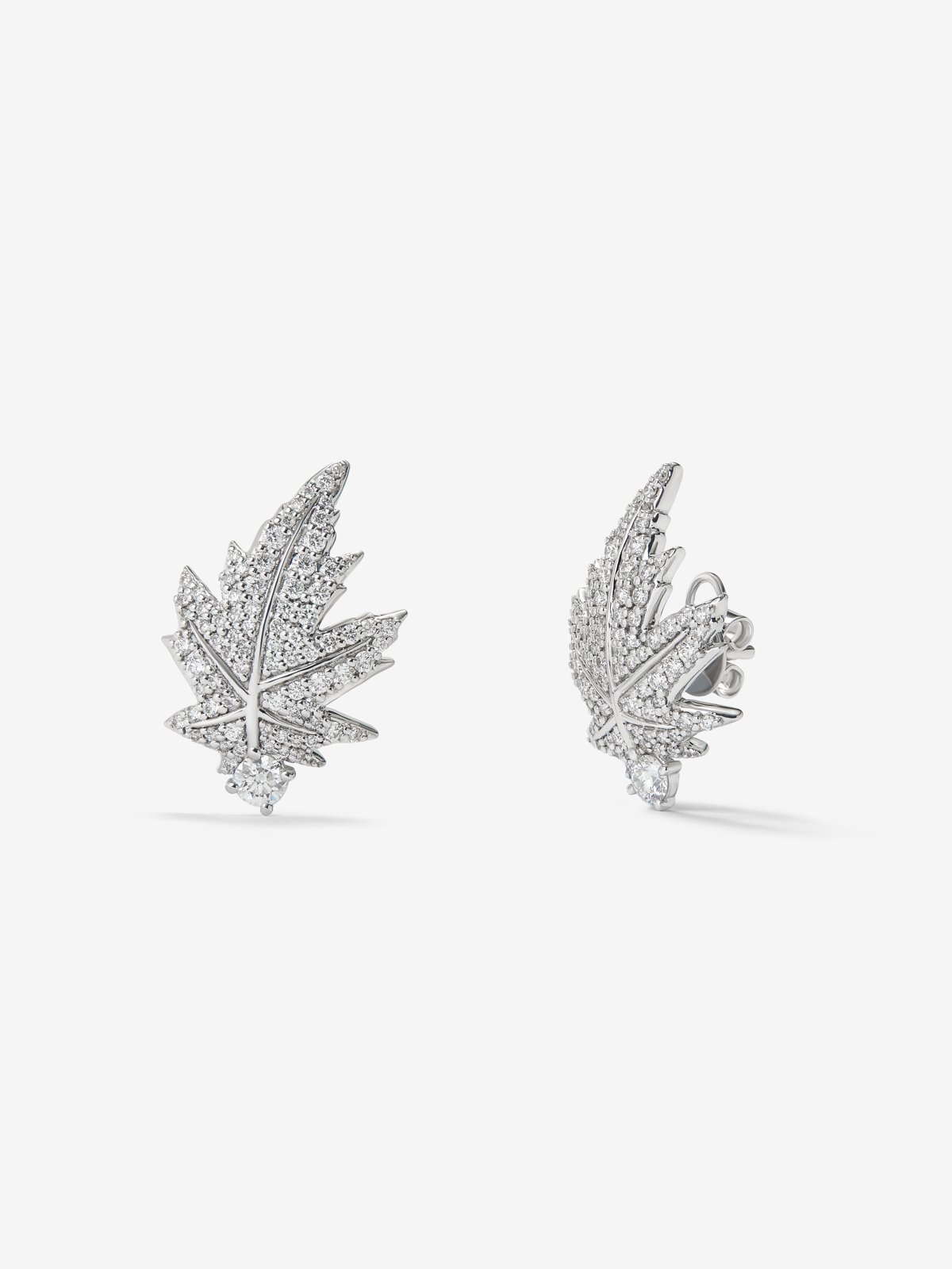Pendientes de oro blanco de 18K con 2 diamantes centrales con un total de 0,26 cts, pavé de diamantes y forma de hoja de arce  