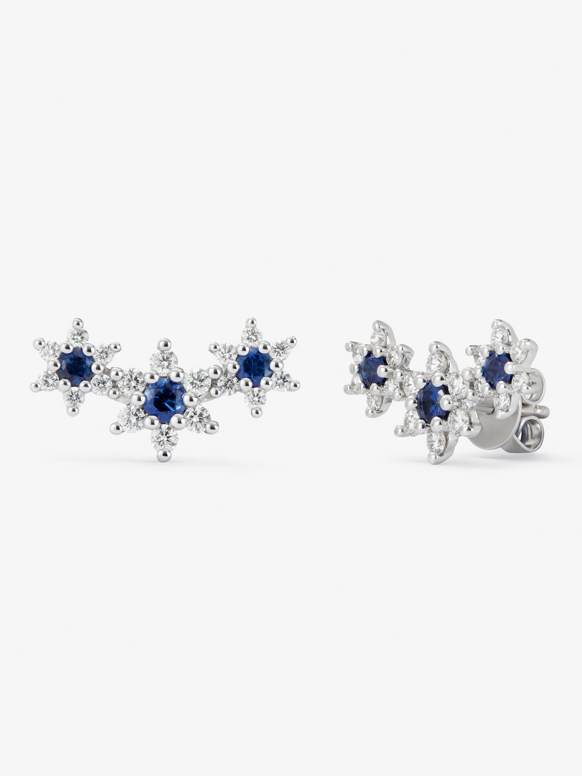 Pendientes trepadores de oro blanco de 18K con diamantes en talla brillante de 0,75 cts y zafiros azules en talla brillante de 0,61 cts