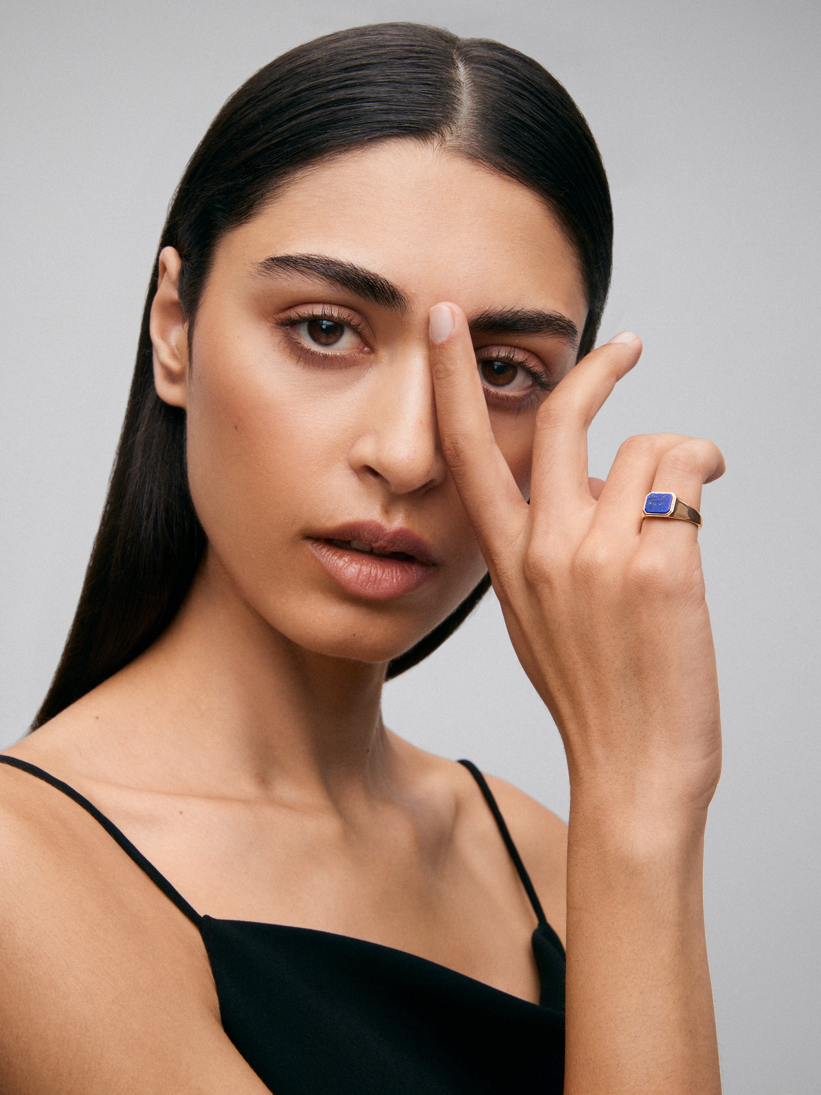 Anillo de sello mediano en oro amarillo de 18k con lapislázuli