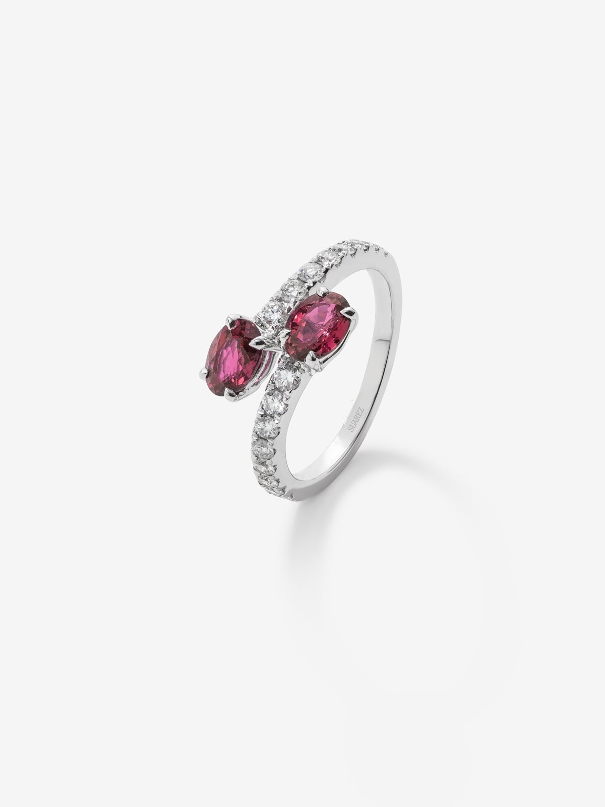 Anillo tu y yo de oro blanco de 18K con rubi y diamante