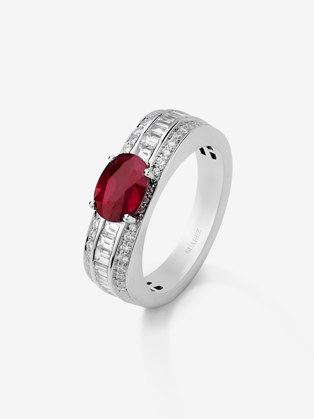 Anillo de oro blanco de 18K con rubí rojo pigeon blod en talla oval de 1,49 cts y diamantes blancos en talla baguette y brillante de 0,81 cts