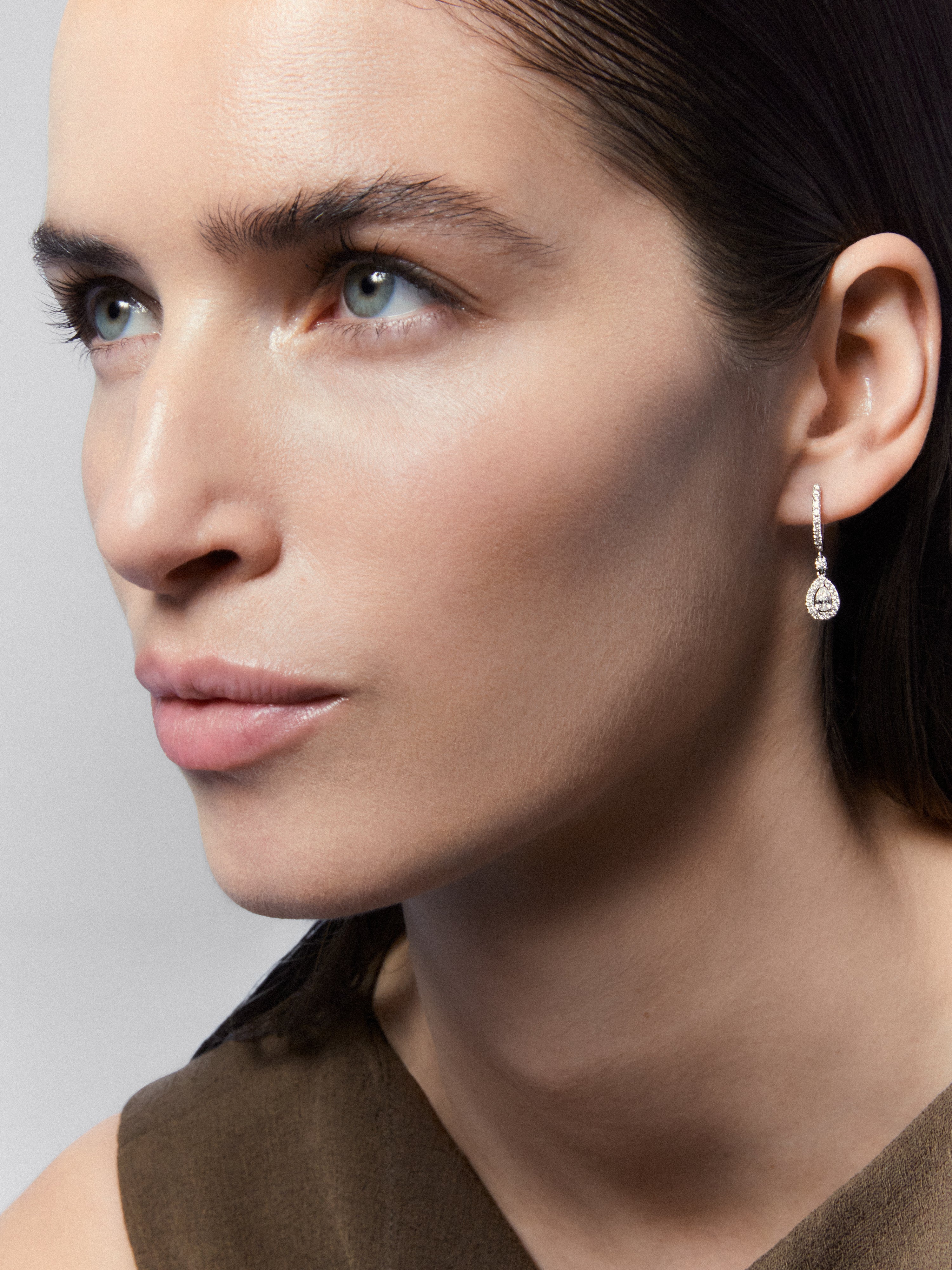 Pendientes aro colgante solitario en talla pera con orla de oro blanco de 18K con diamantes