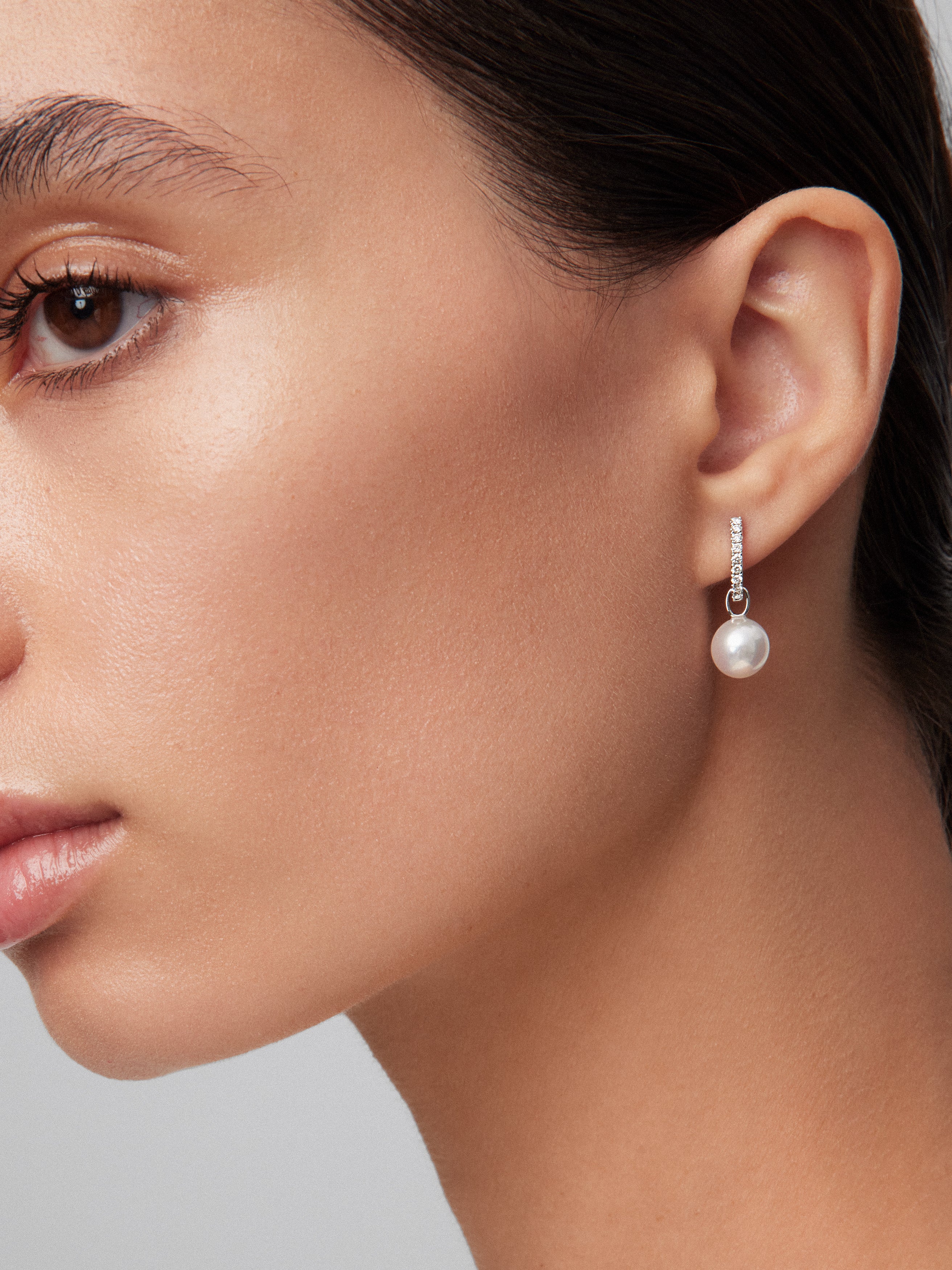 Pendiente de aro de oro blanco de 18k con colgante de perla akoya de 8,5 mm y diamante