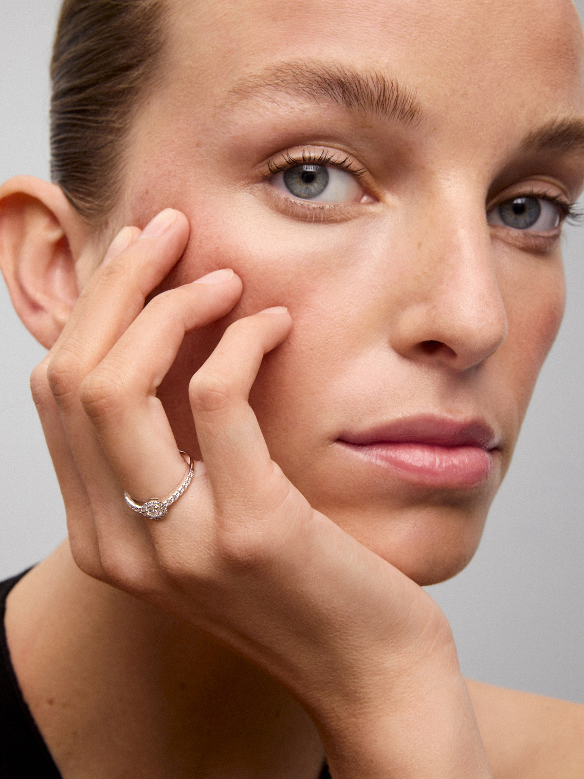 Solitaire engagement ring in 18K white gold with diamond band
