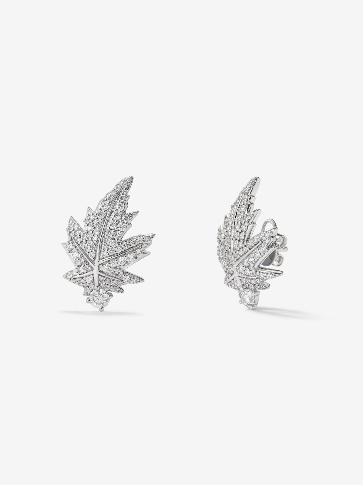 Pendientes de oro blanco de 18K con 2 diamantes centrales con un total de 0,26 cts, pavé de diamantes y forma de hoja de arce  