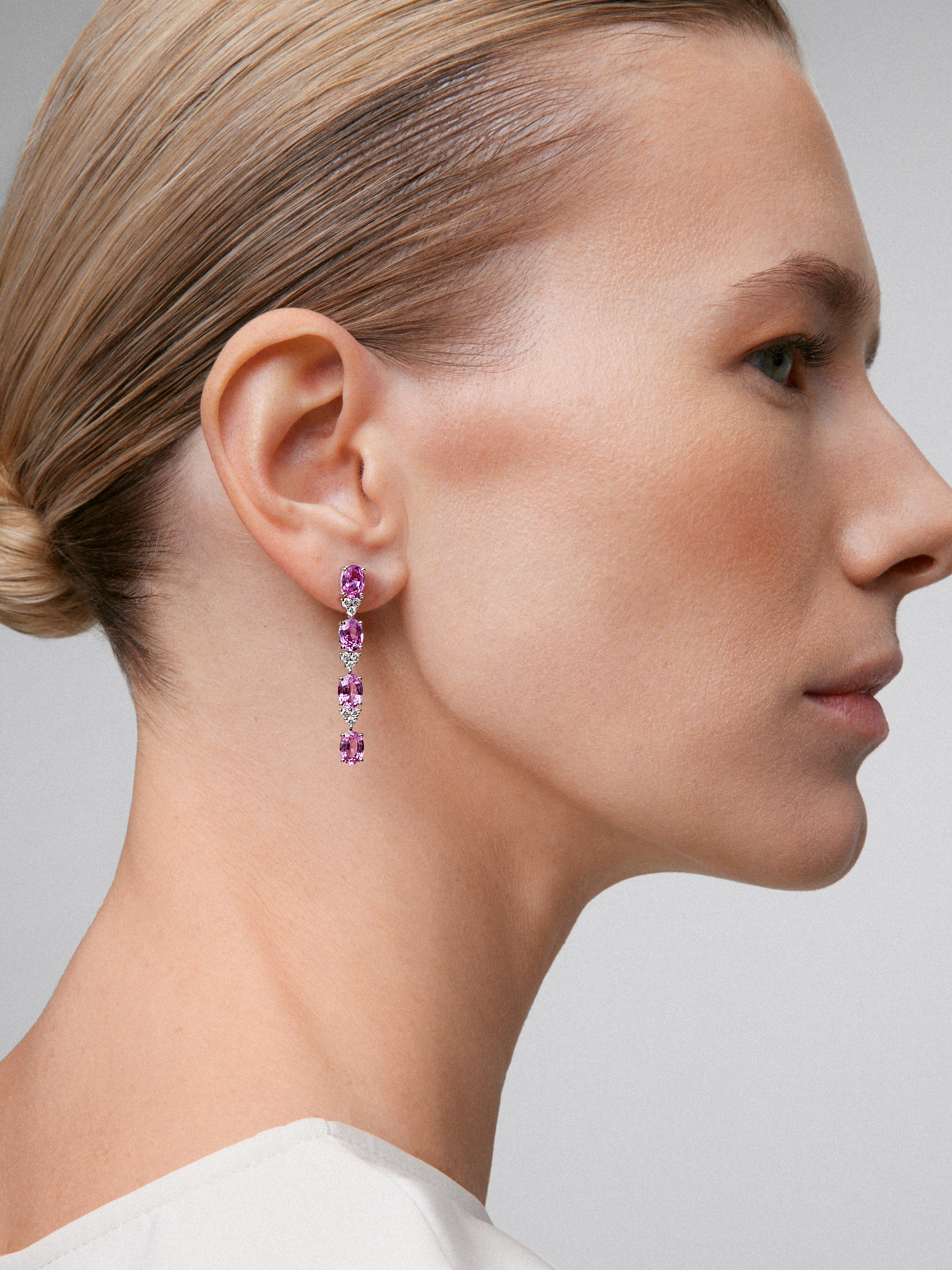 Pendientes de oro blanco de 18K con zafiros rosas en talla oval de 7,59 cts y diamantes blancos en talla brillante de 0,51 cts