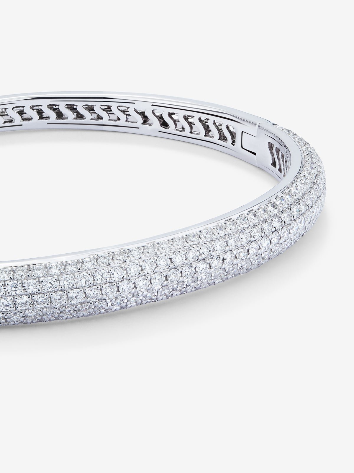 Pulsera rígida de media caña de oro blanco de 18K con pavé de diamantes 