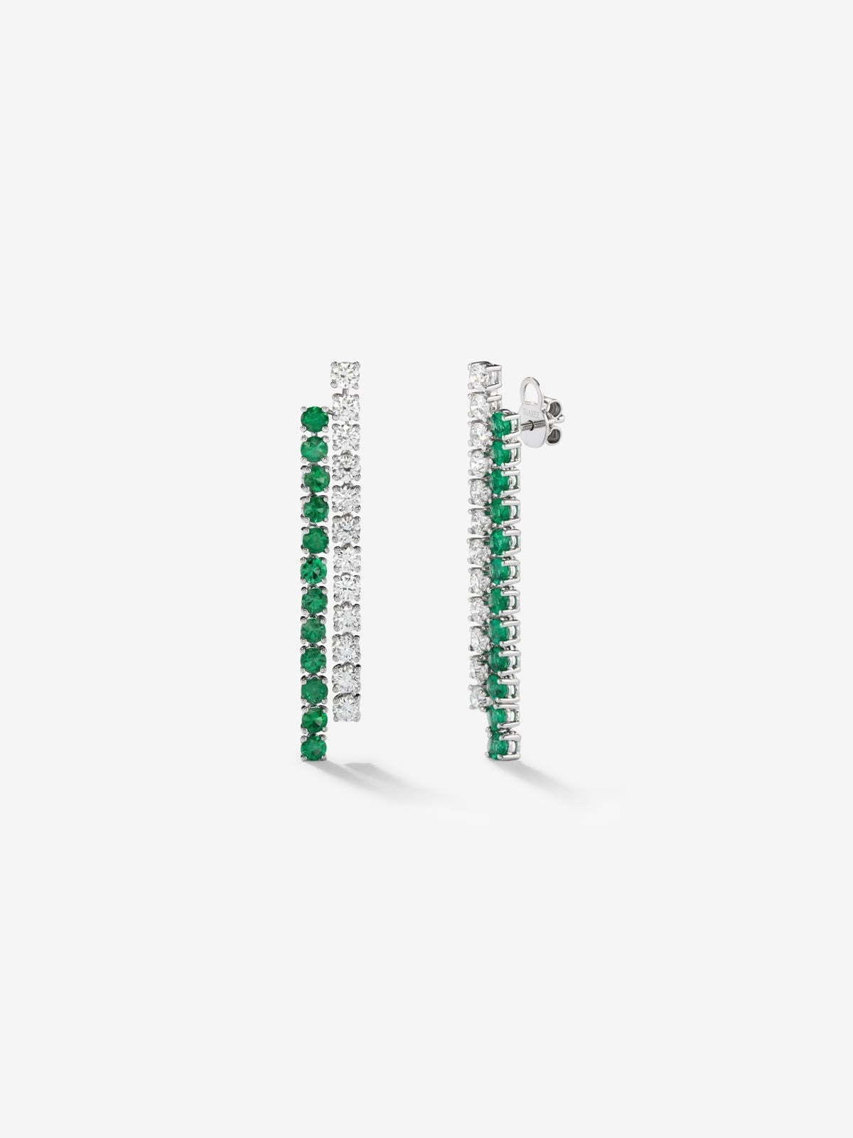 Pendientes de oro blanco de 18K con esmeraldas verdes en talla oval de 2,21 cts y diamantes blancos en talla brillante de 2,57 cts