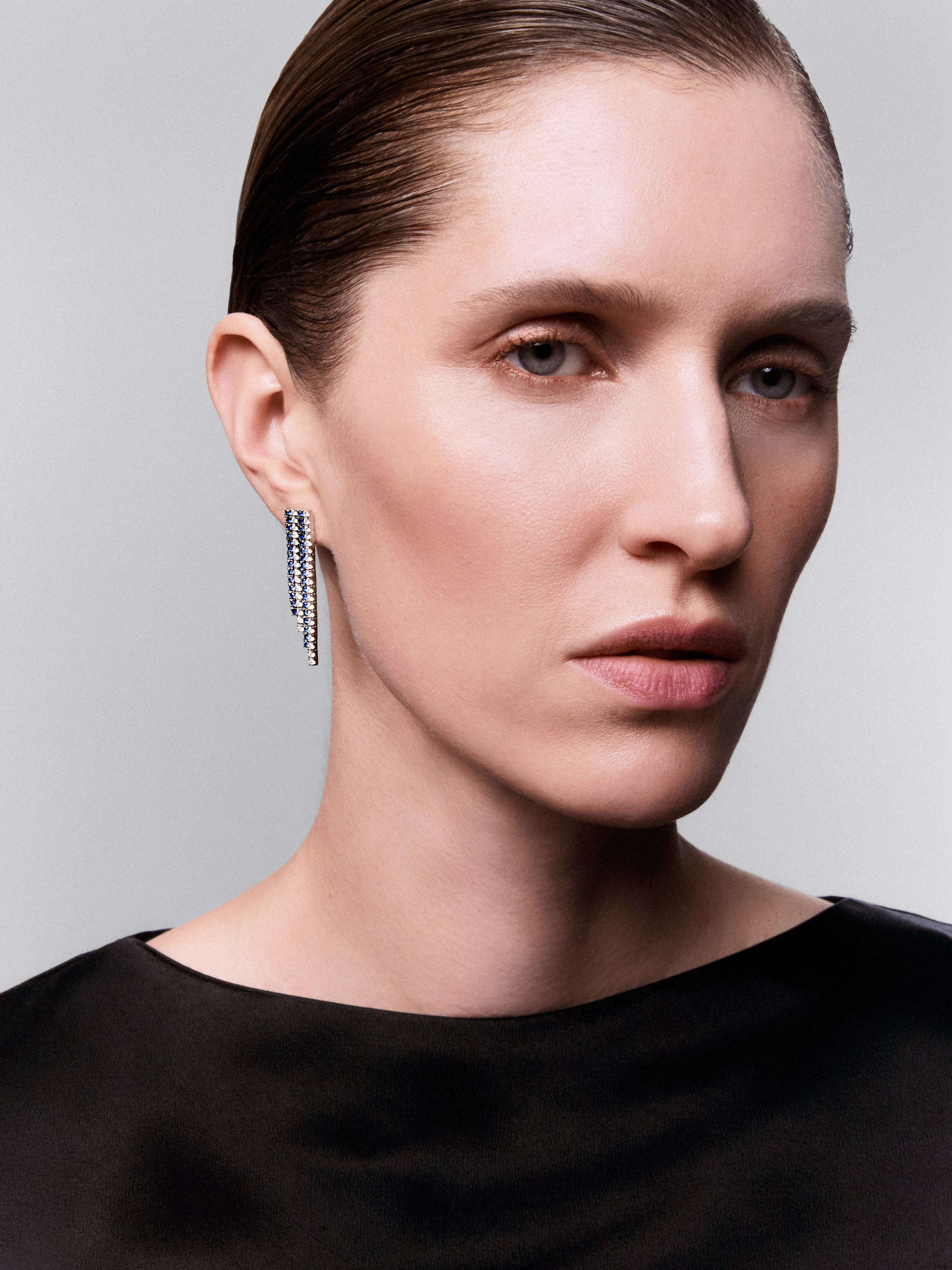 Pendientes colgante de oro blanco de 18K con diamante y zafiro